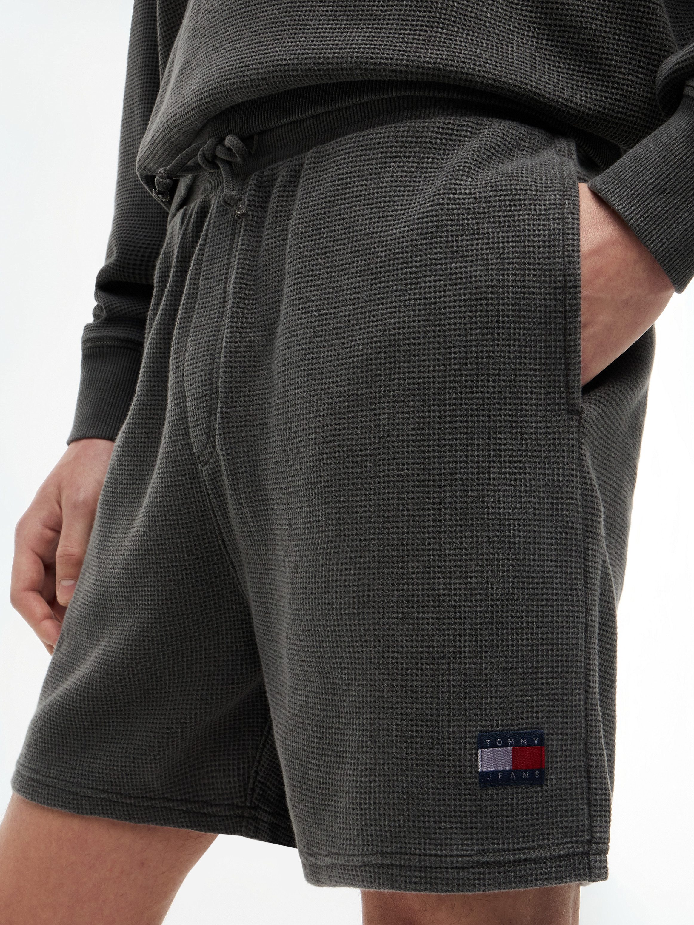 Tommy Jeans Sweatshorts TJM WASHED WAFFLE BEACH SHORT aus Waffelstrick und elastischem Bund