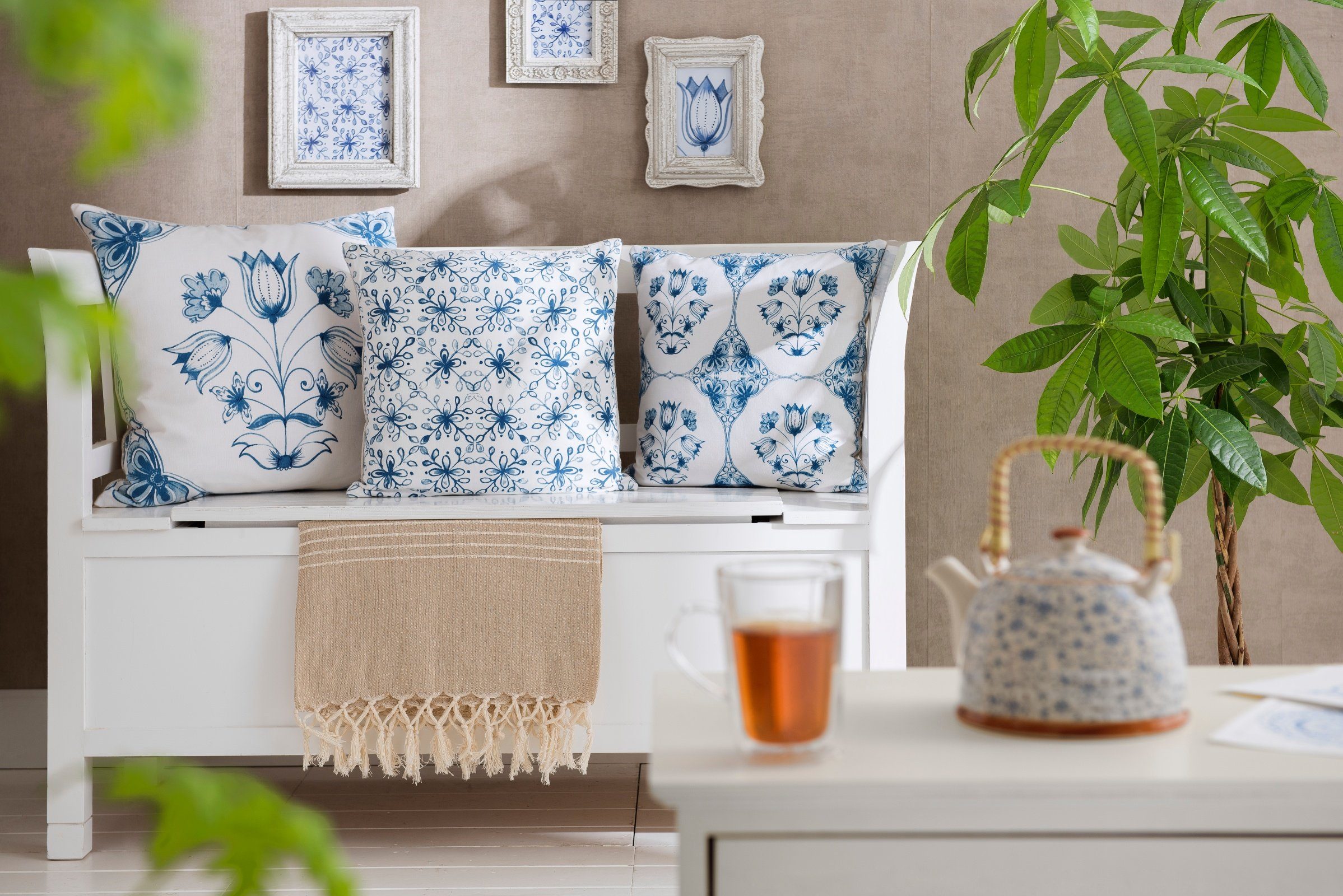 Clayre & Eef Tagesdecke, Landhaus Kissenbezug 50 x 50 cm, 100 % Baumwolle, nordischer Landhausstil, Modell FLOWERHONEY, Kissenhülle leicht & angenehm, Vintage in weiß blau gemustert, toll für Bänke und Stühle