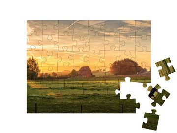 puzzleYOU Puzzle Ein Pferd grast bei Sonnenaufgang, 48 Puzzleteile, puzzleYOU-Kollektionen