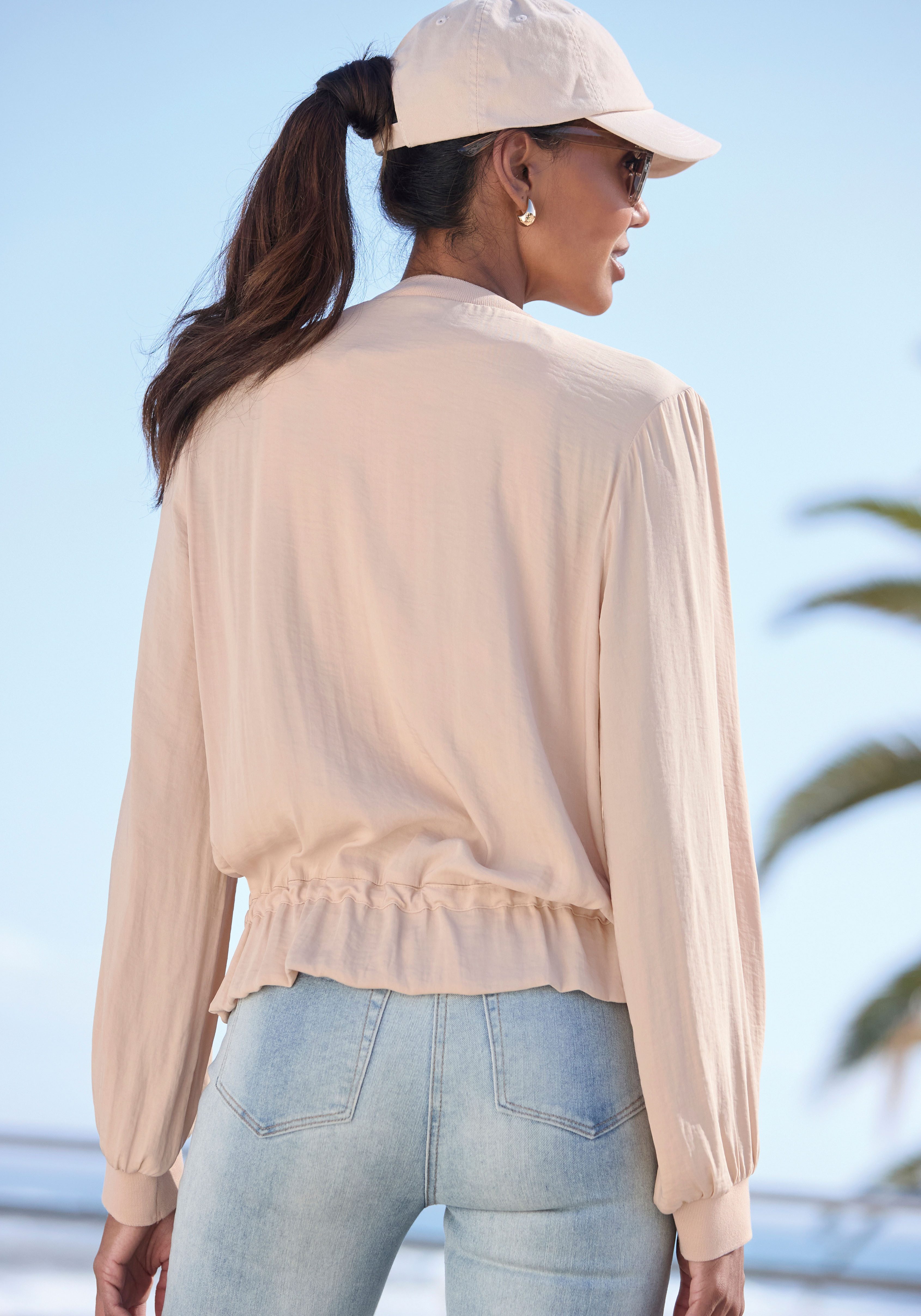 LASCANA Blouson aus leicht glänzender Satinqualität mit Reißverschluss und Taschen Leichte Jacke mit Tunnelzug, luftige Blousonjacke ohne Futter, casual