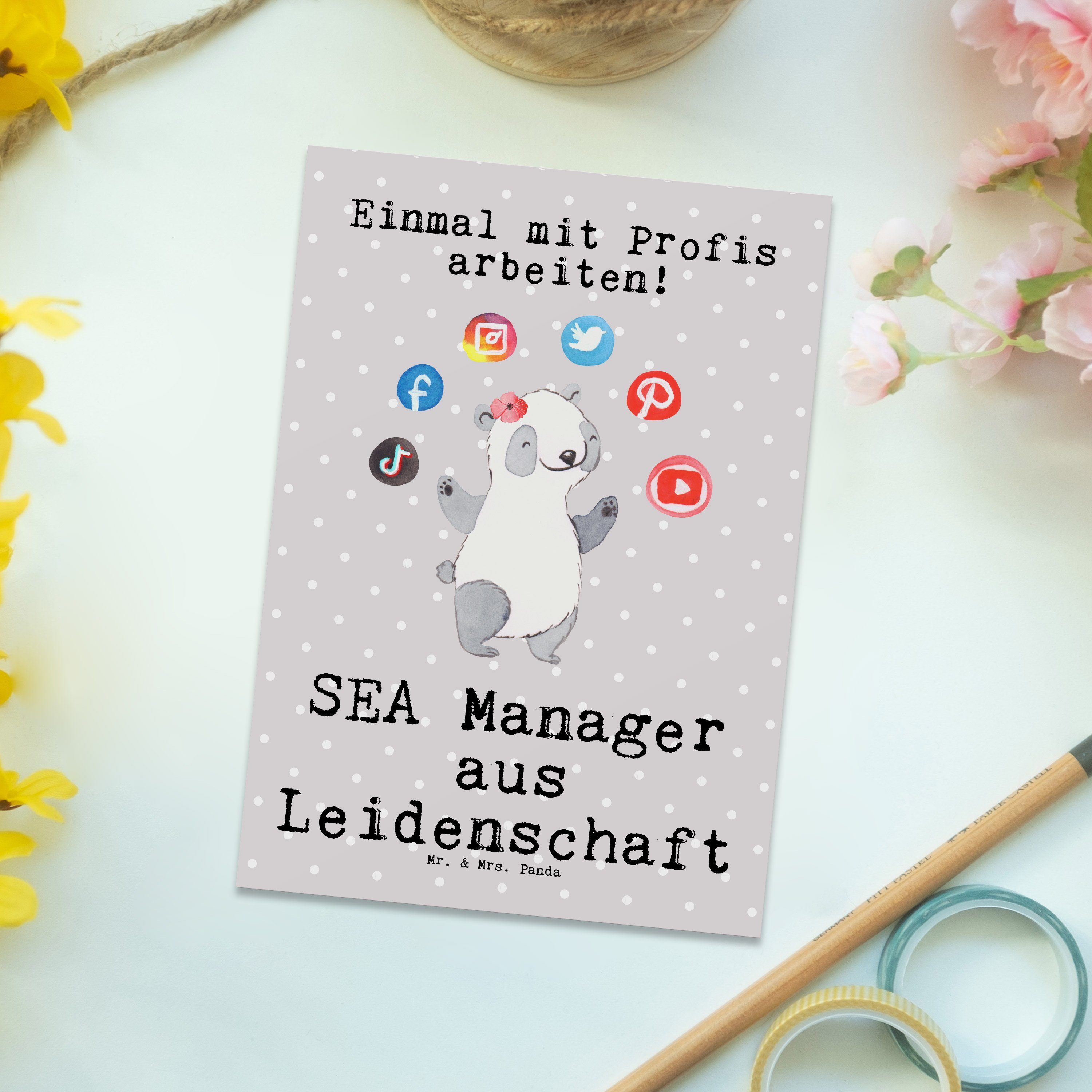 Mr. & Mrs. Panda Postkarte SEA Manager aus Leidenschaft - Grau Pastell - Geschenk, Geschenkkarte