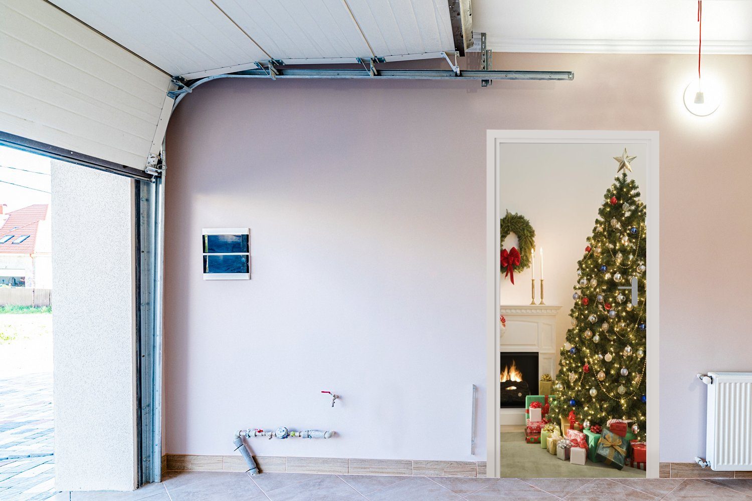 75x205 mit St), Tür, Fototapete Türaufkleber, für MuchoWow cm neben (1 Weihnachtsbaum einem Matt, Kamin, bedruckt, Geschenken Ein Türtapete