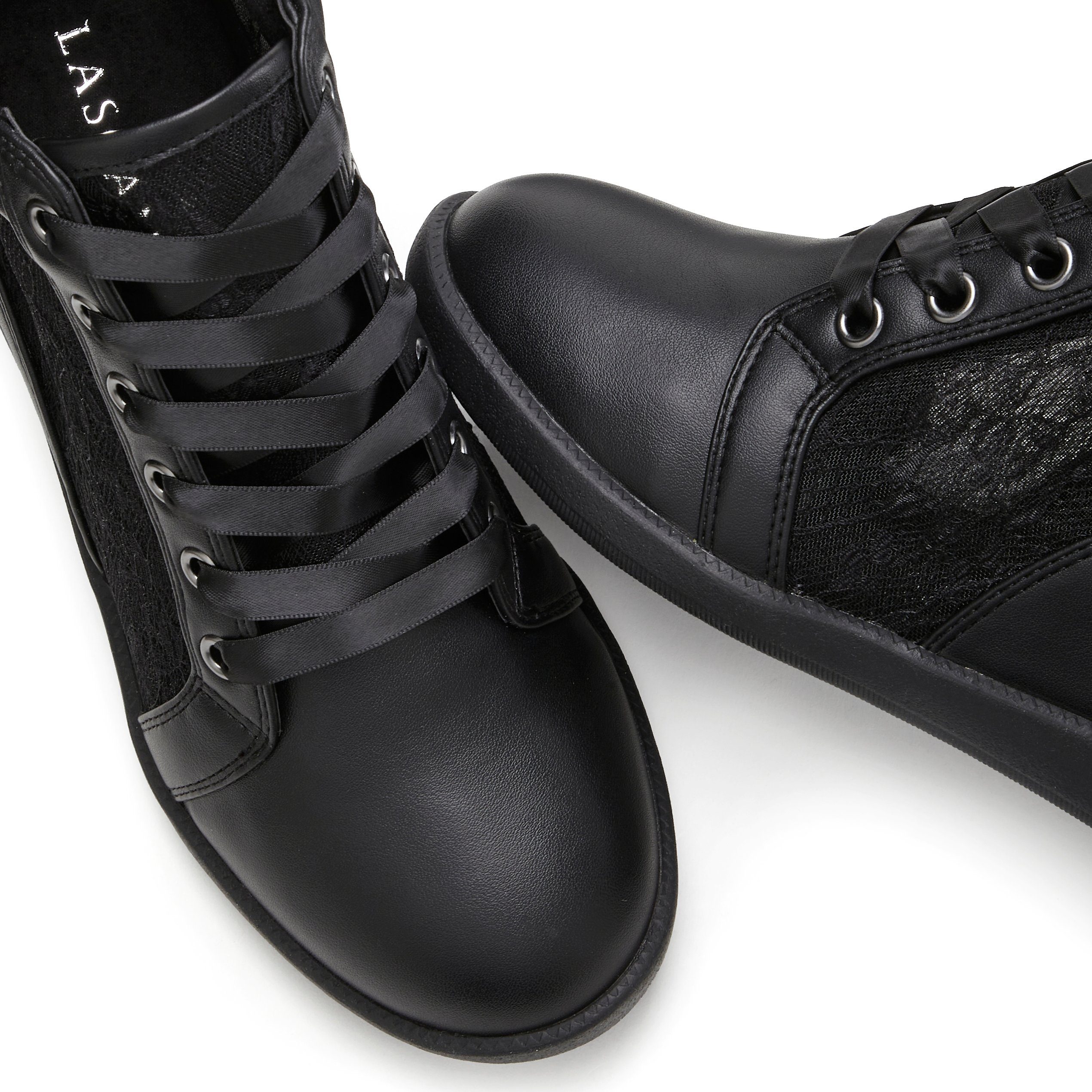 LASCANA Freizeitschuh, Halbschuh, Keilstiefelette, Stiefelette, Sneaker mit innenliegendem Keilabsatz und eleganten Spitzendetails
