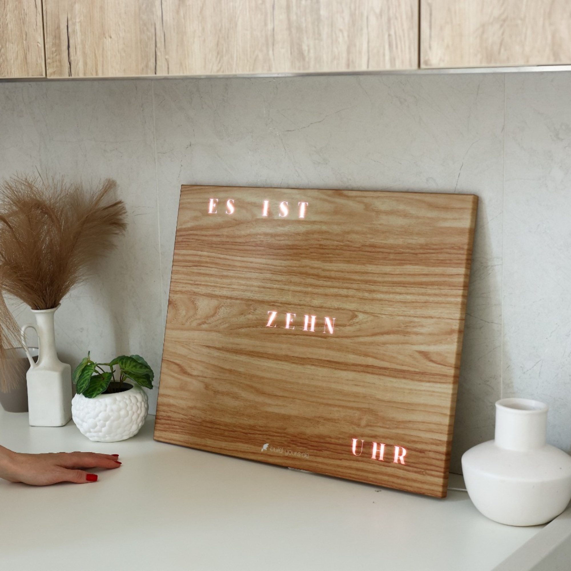 build-yours.de Wanduhr Jupiter 2.0 – Phantom Edition (50 × 40 cm) (Wood Edition – Smarte Wortuhr, App-Steuerung, RGBW LEDs)