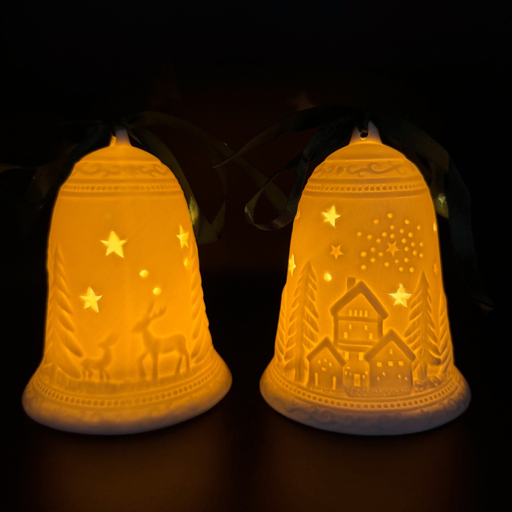 Online-Fuchs LED Dekolicht 2 Glocken aus Keramik mit LED-Beleuchtung - Weihnachtsdeko innen, ausgestanzte Sterne sorgen für ein tolles Lichtspiel, warmweiß oder – Bild 3 von 3