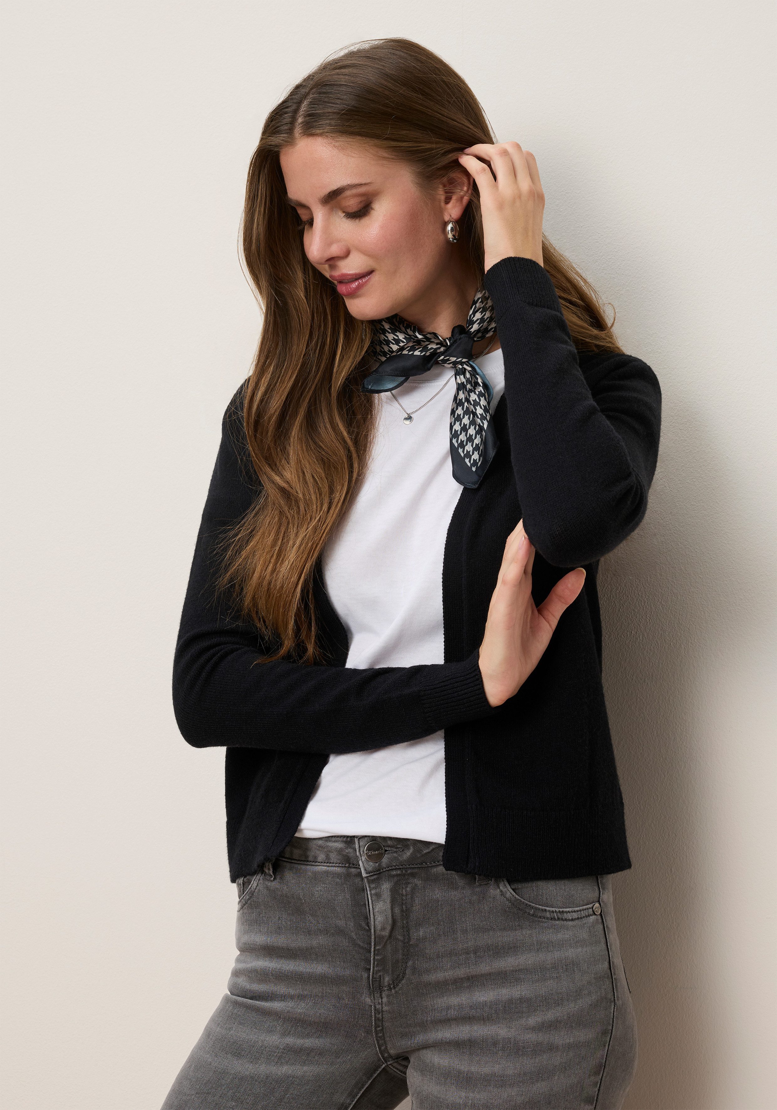 Tamaris Strickjacke kurzer Schnitt, figurumspielende Passform aus weicher Viskosemischung. € 29,99, (€ 29,99 pro 1 Stk).