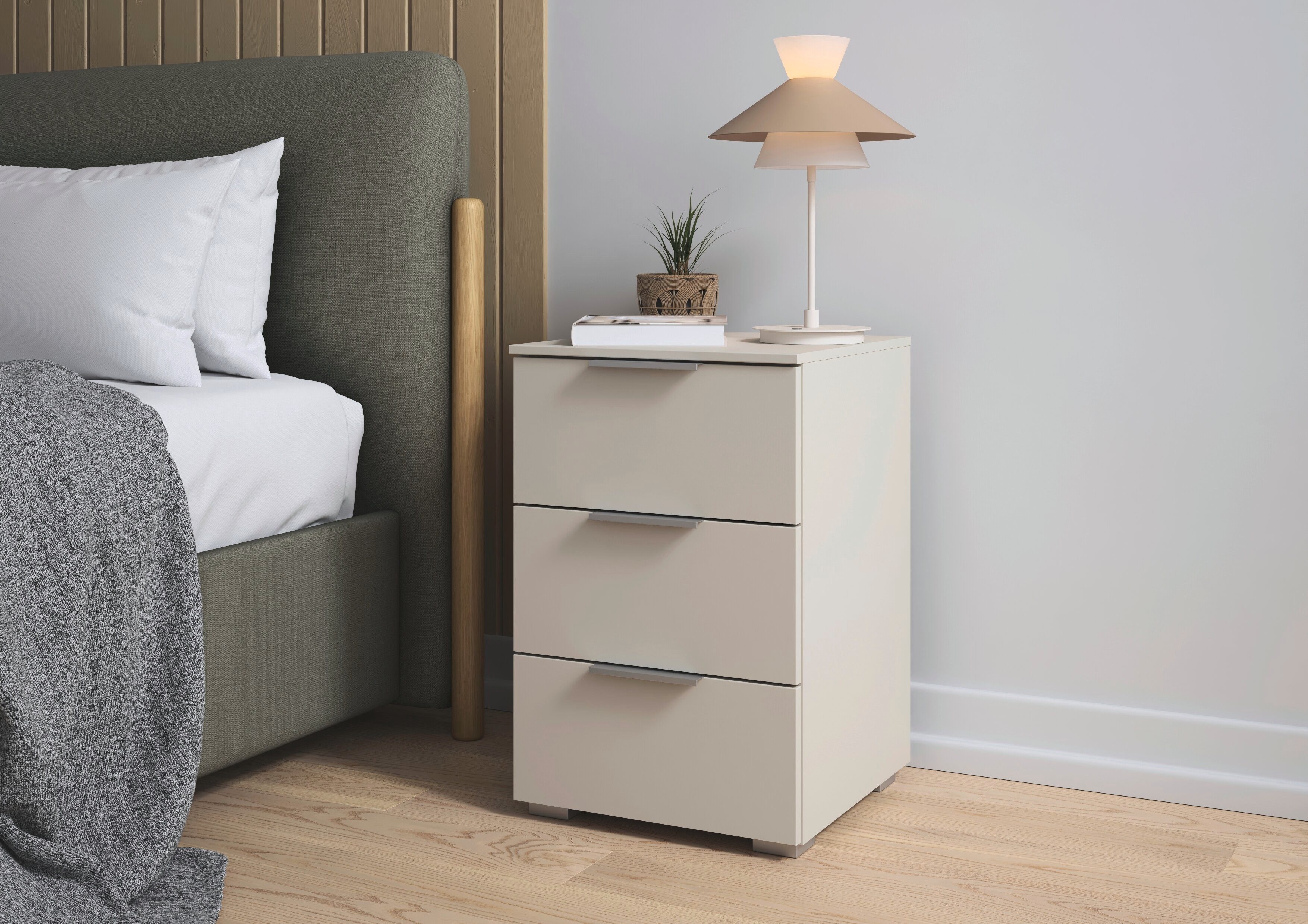 rauch Nachtkommode Nachttisch Nachtkonsole CORTONA mit Dekor-Front (Breite 40 cm inkl. Soft-Close-Funktion), mit 3 geräumigen Schubladen, Kantengriff aus Metall MADE IN GERMANY