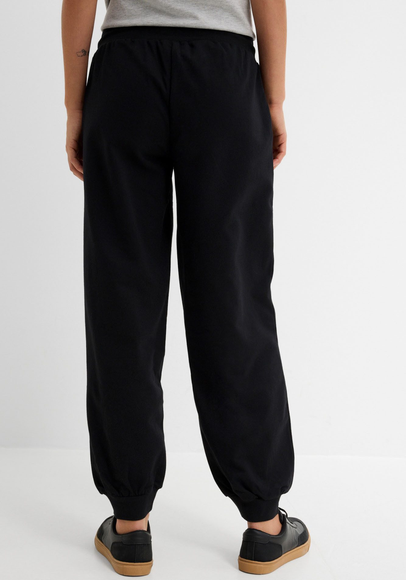 bonprix Jogginghose aus Baumwolle und Polyester, lockere Passform, elastische Bündchen