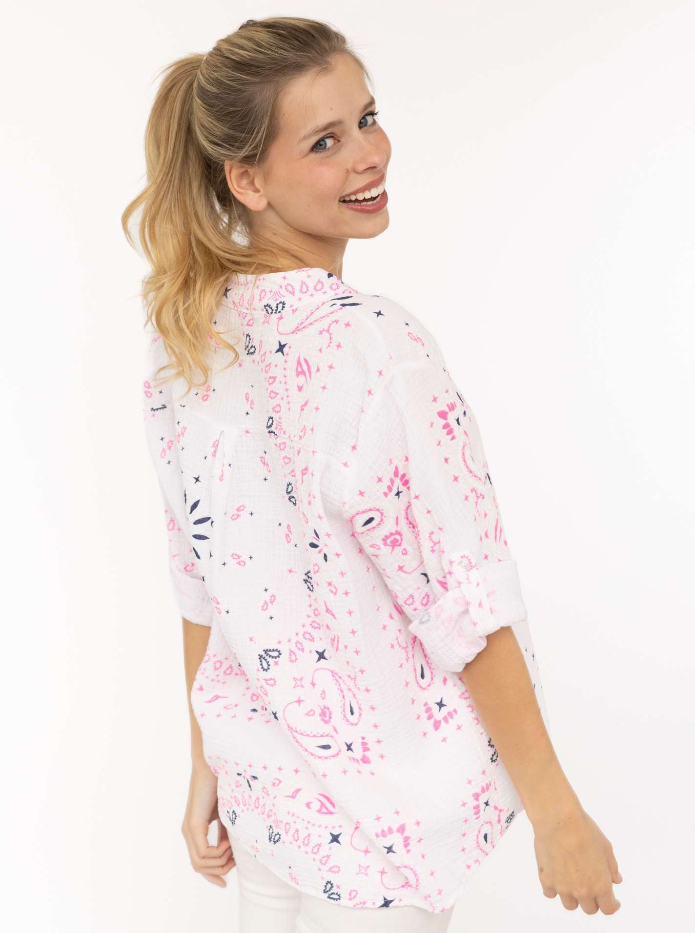 Zwillingsherz Kurzarmbluse "Paisley Dreams" Musselin, Paisley Muster, umgeschlagene Ärmel, V-Neck mit Knopfleiste