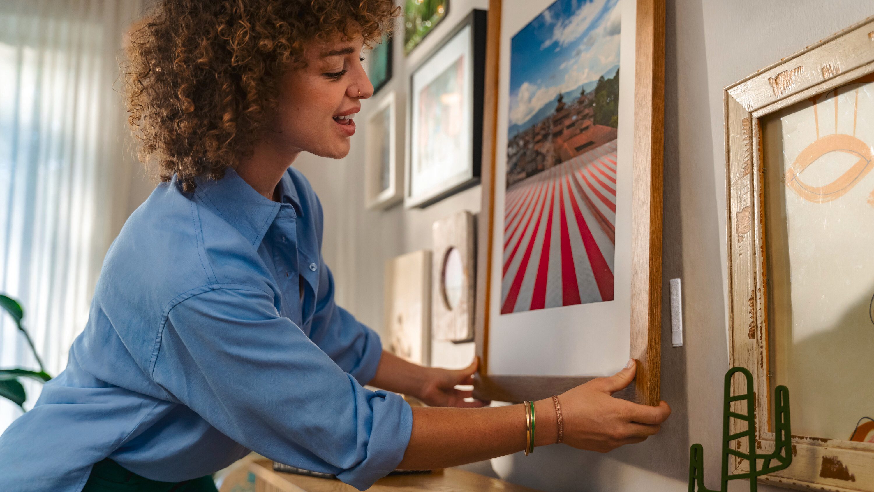 tesa Klebehaken, (Packung, 1-St., 32 Strips zum An- und Abklicken von Bildern oder Wanddeko), Größe M, starker Halt ohne Bohren, wiederablösbar, mehrfach verwendbar