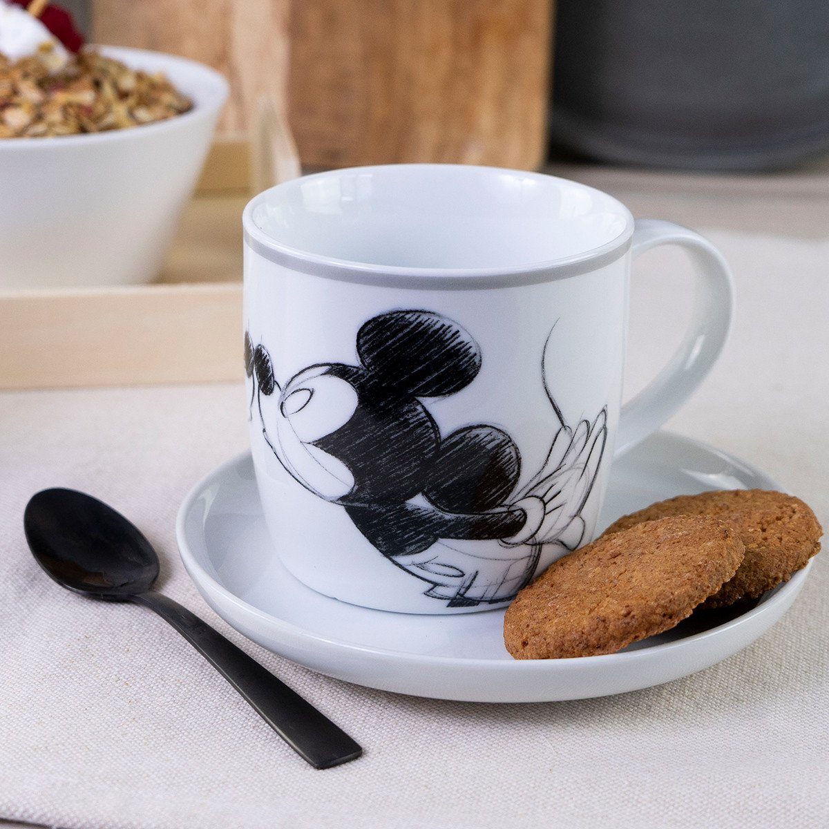 Geda Labels GmbH Tasse Mickey Kiss Sketch silbergrau, 1-tlg., Porzellan, Grau, 300 ml, spülmaschinengeeignet