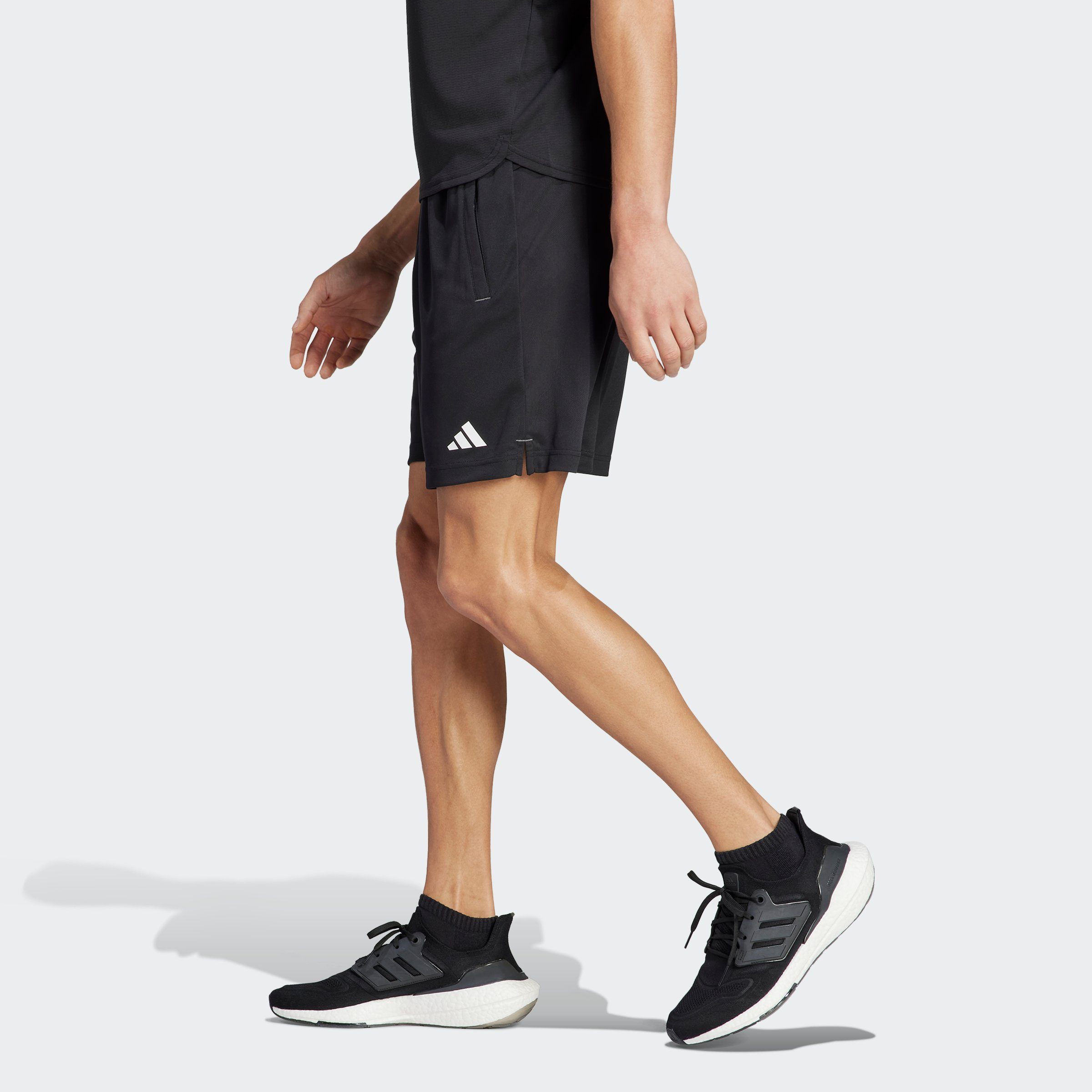 ESSENTIALS SEASONAL Black / TRAIN (1-tlg) Shorts Performance adidas White CAMO
