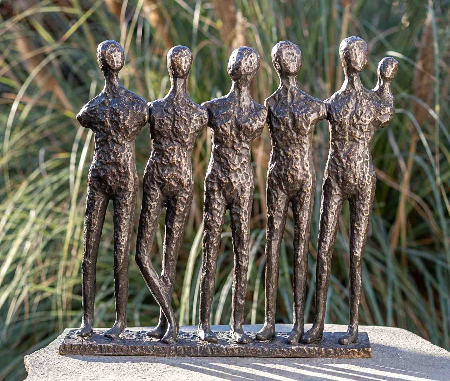 IDYL Gartenfigur IDYL Bronze-Skulptur 5 Männer mit Kind, Bronze – sehr robust – Langlebig – witterungsbeständig gegen Frost, Regen und UV-Strahlung. Die Modelle werden in Wachsausschmelzverfahren in Bronze gegossen und von Hand patiniert.