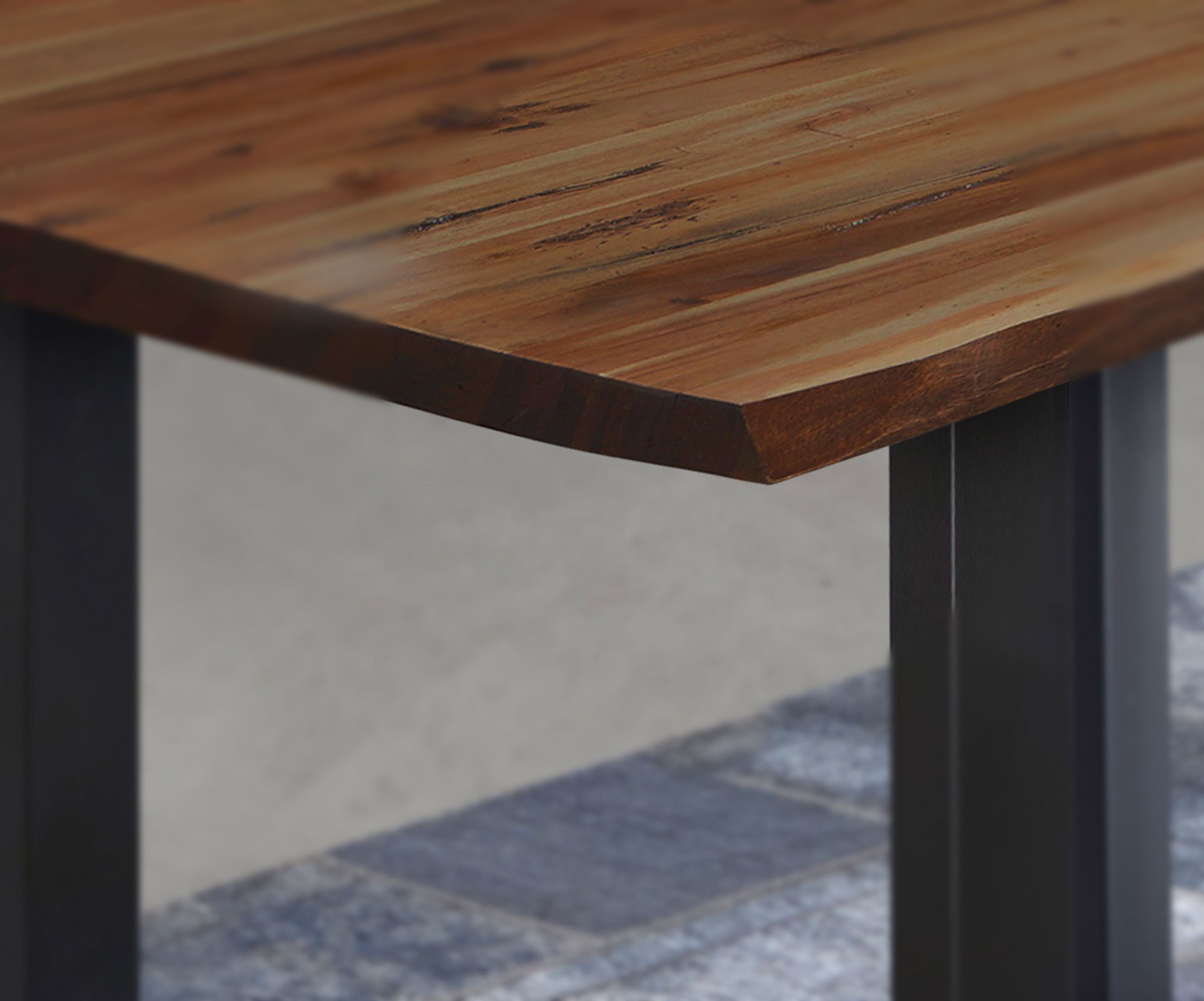 Tischplatte Nussbaumfarben Junado® Baumkante Massivholz, natürliche Couchtisch Stärke Akazie 26mm, Noah,