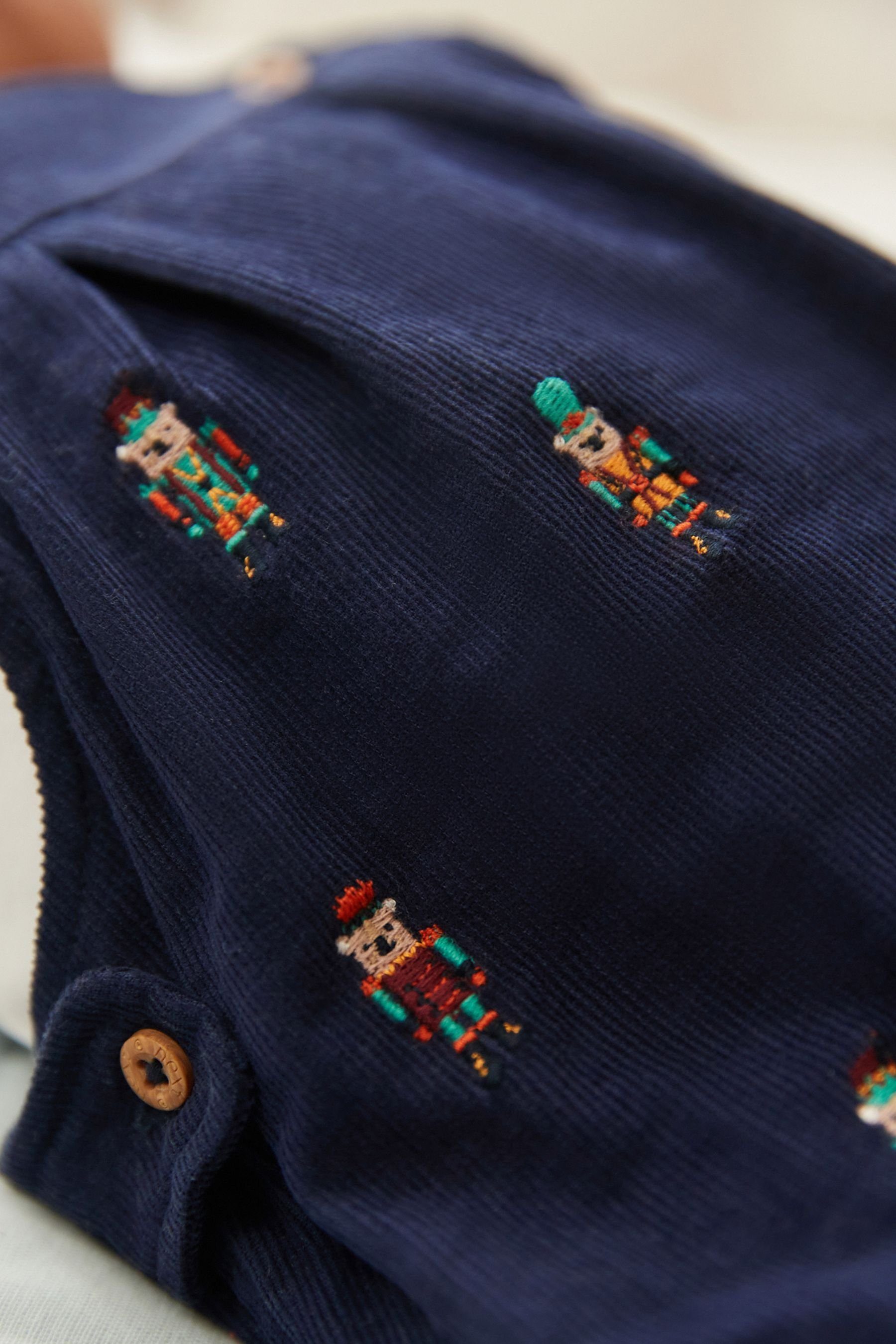 Bear Body Latzhose und (2-tlg) im Set Next Schicke 2-teiligen Baby-Latzhose Embroidery Navy