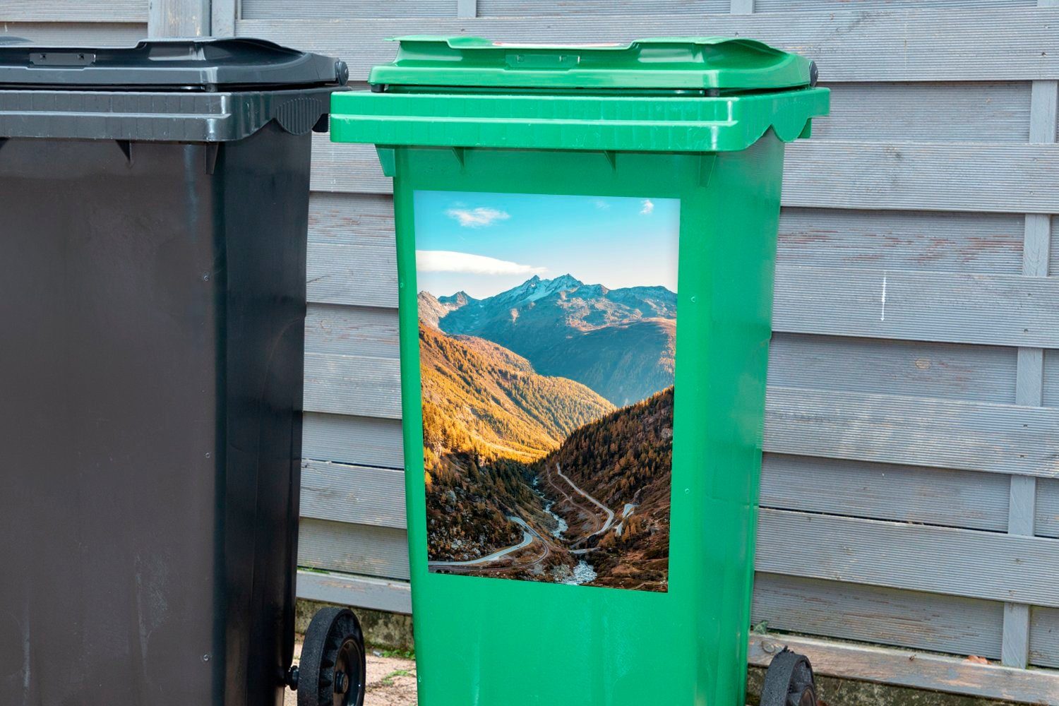 MuchoWow Sticker, - Abfalbehälter Mülltonne, Container, Gebirge Alpen Straße Mülleimer-aufkleber, St), Wandsticker (1 -