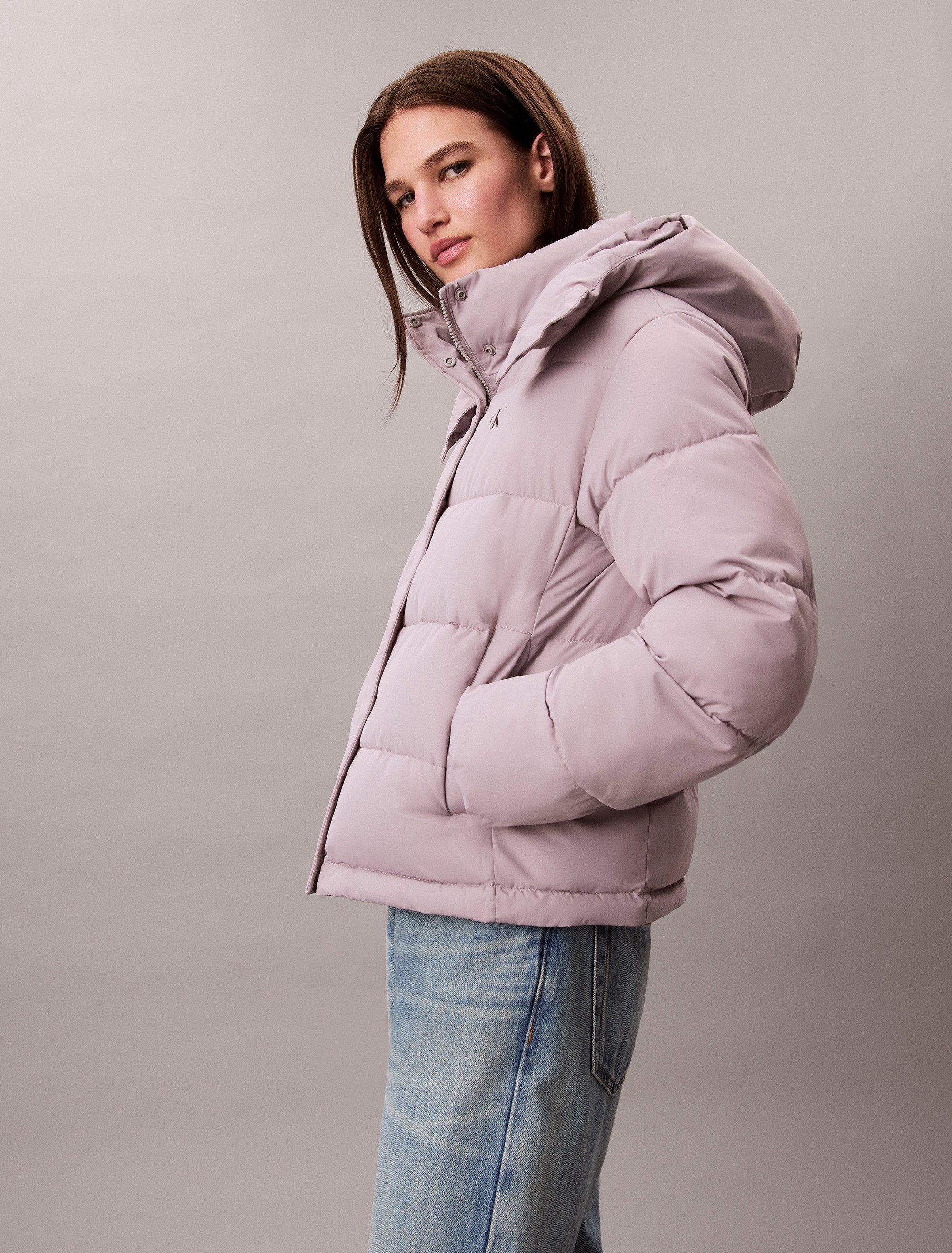 Calvin Klein Jeans Steppjacke MATTE MONOLOGO MW SHORT PUFFER Mit Rundhalsausschnitt, regular fit