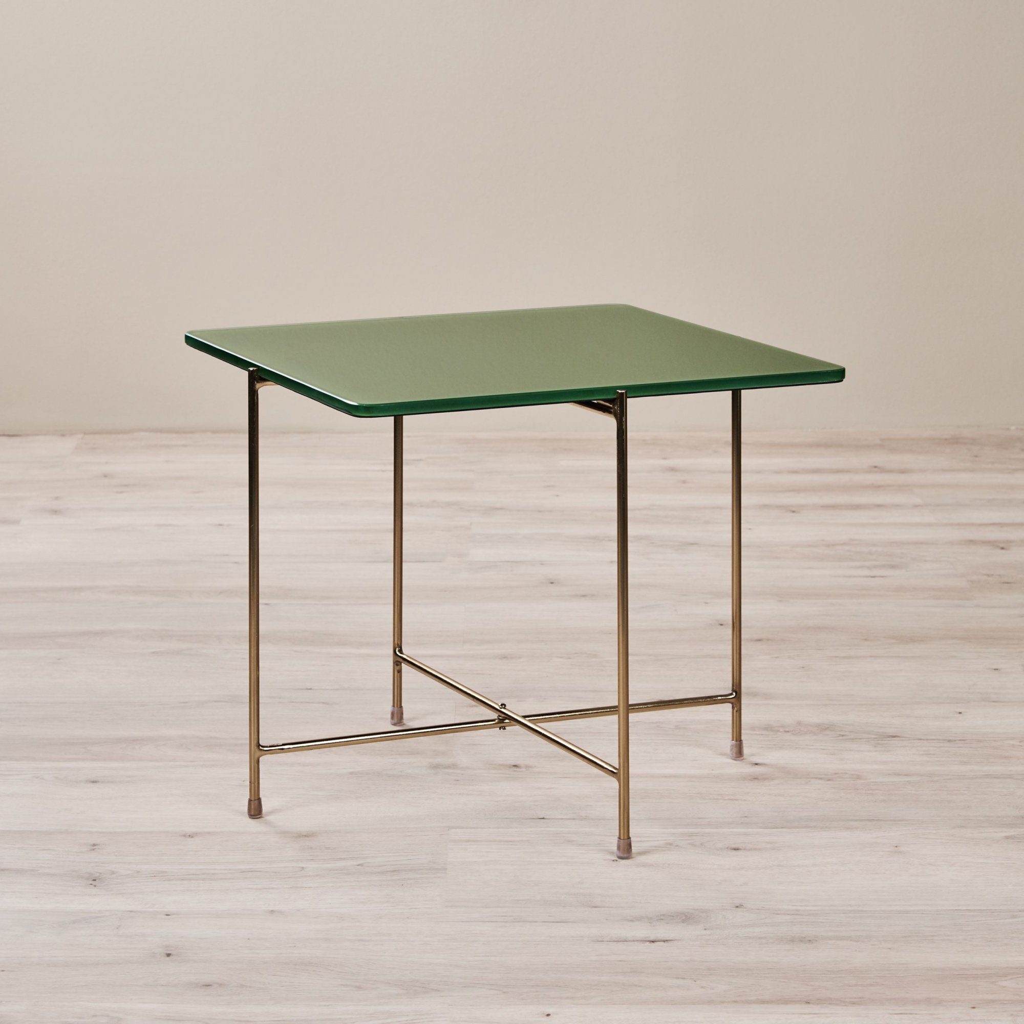 45x50x50 Eisen, Fußgestell Glas Couchtisch carla&marge in (HxBxT), (Tisch gefärbter mit aus goldfarbenem cm Beistelltisch mit aus grüner und Lou Grün Glasplatte Platte