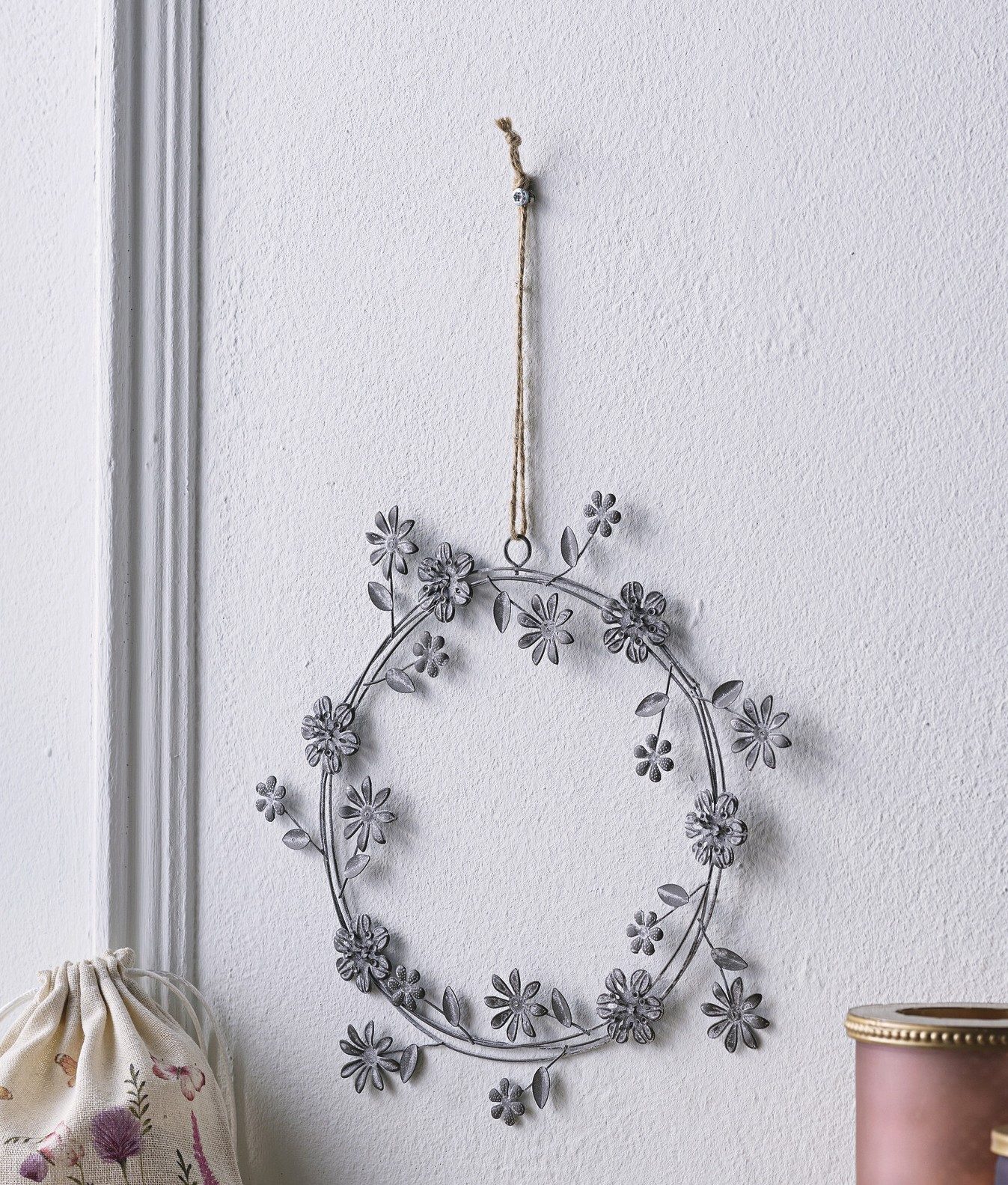 Dekoleidenschaft Dekokranz Dekohänger "Blütenkranz" aus Metall, grau, weiß günstig online kaufen