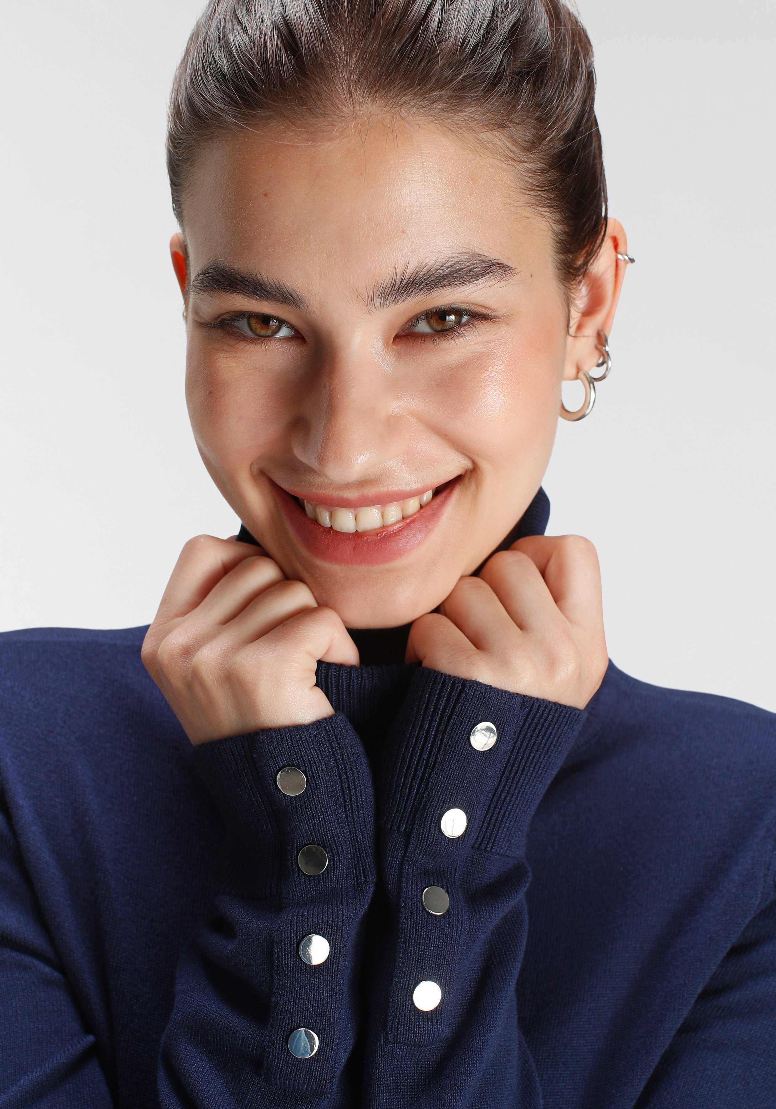 Tamaris Rollkragenpullover aus angenehmer Viskosemischung in enger Form mit Knopfdetails – Bild 4 von 5