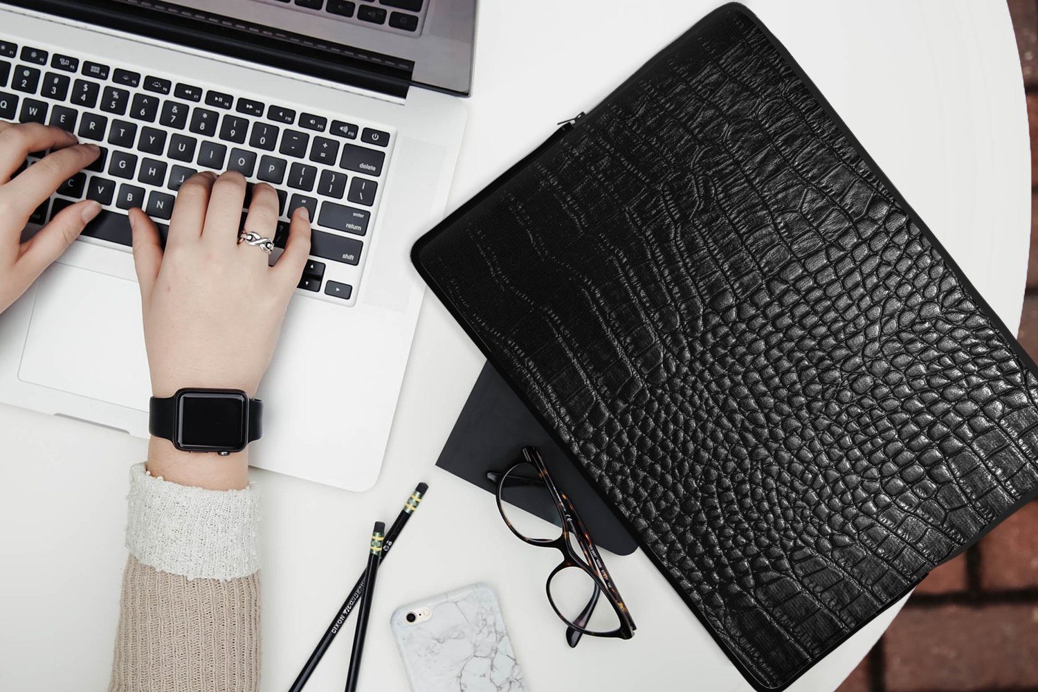 MuchoWow Laptop-Hülle Leder - Textur - Schwarz - Grau 14 Zoll, Schutzhülle für Laptop, Schutz gegen Kratzern, Laptoptasche – Bild 2 von 5