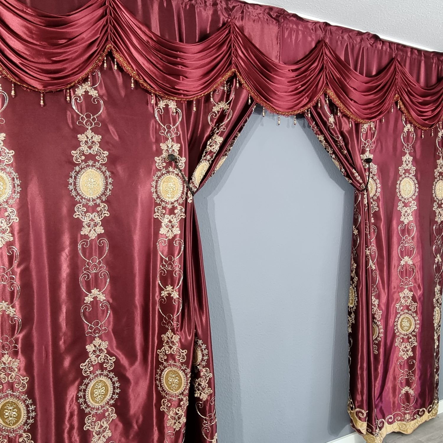 Gardinen by Justyna Verdunkelungsvorhang Bordeaux Barock Gardine, Kräuselband, abdunkelnd, Polyester, Verdunkelung,Blickdicht,Verdunkelt,Barock Stil,Orientalisc – Bild 5 von 5