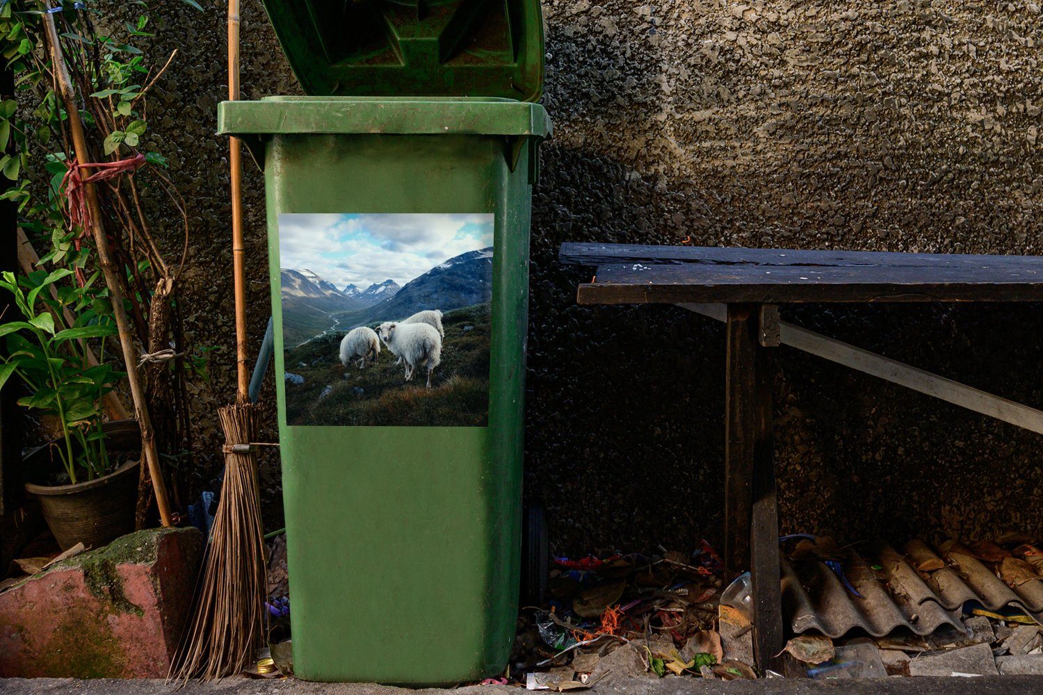 MuchoWow Wandsticker Schafe - (1 Sticker, Mülltonne, Abfalbehälter Berge Mülleimer-aufkleber, - Container, St), Natur