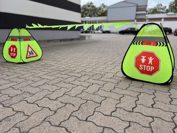 HECKBO Warnschild 2x Straßenwarnschild Achtung Kinder Schild spielende + Wimpelkette