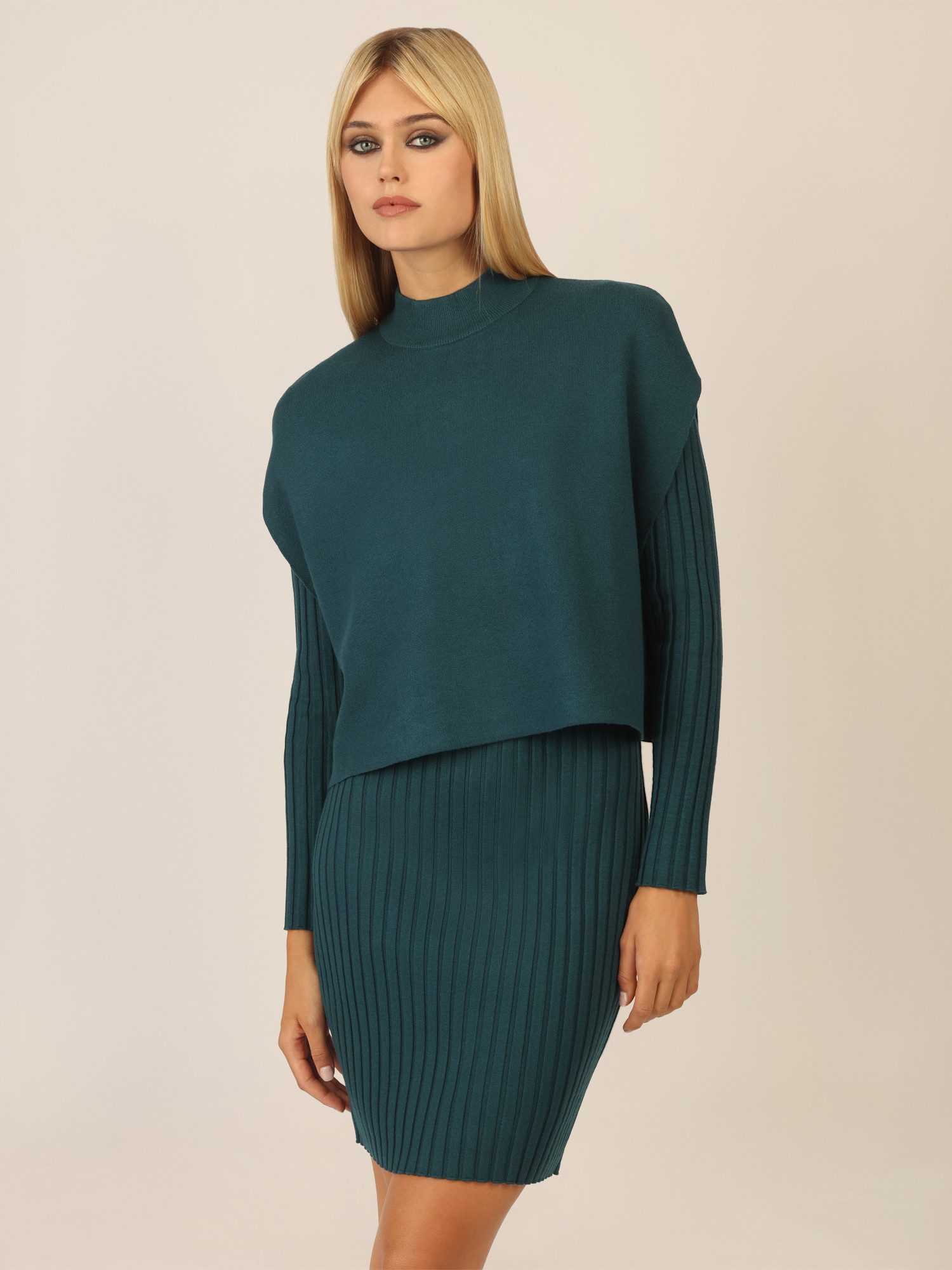 Apart Strickkleid aus Rippenstrickkleid und ärmellosem Pullunder