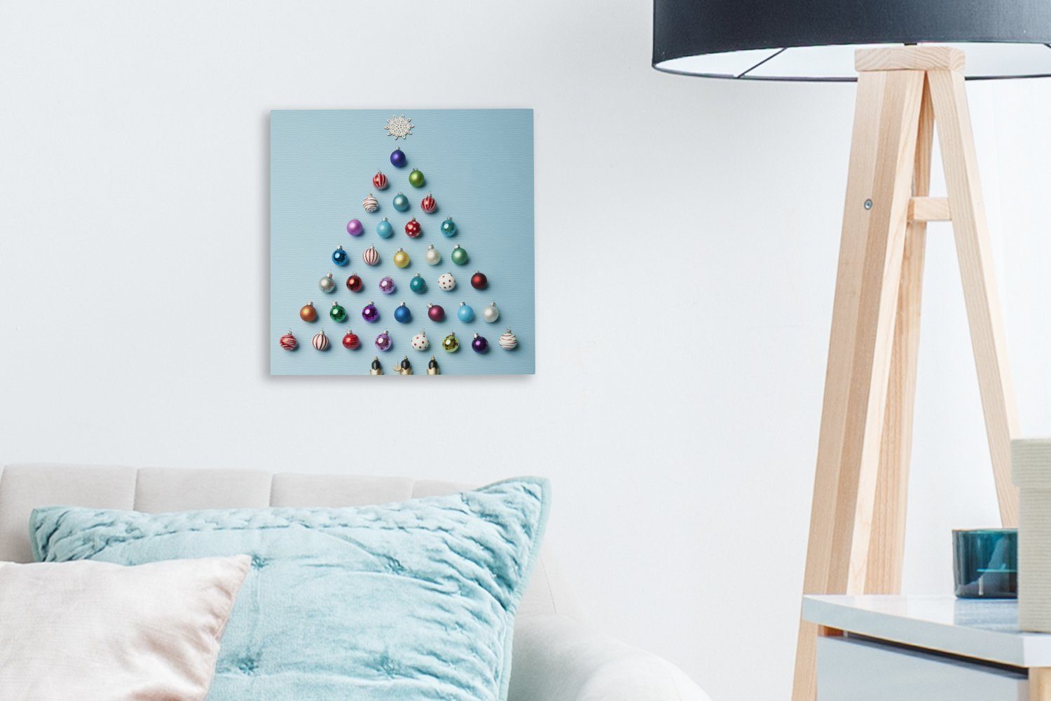 Schlafzimmer für Ein Bilder Weihnachtsbaum auf Leinwandbild hellblauem aus Wohnzimmer Leinwand Hintergrund, St), (1 OneMillionCanvasses® Kugeln