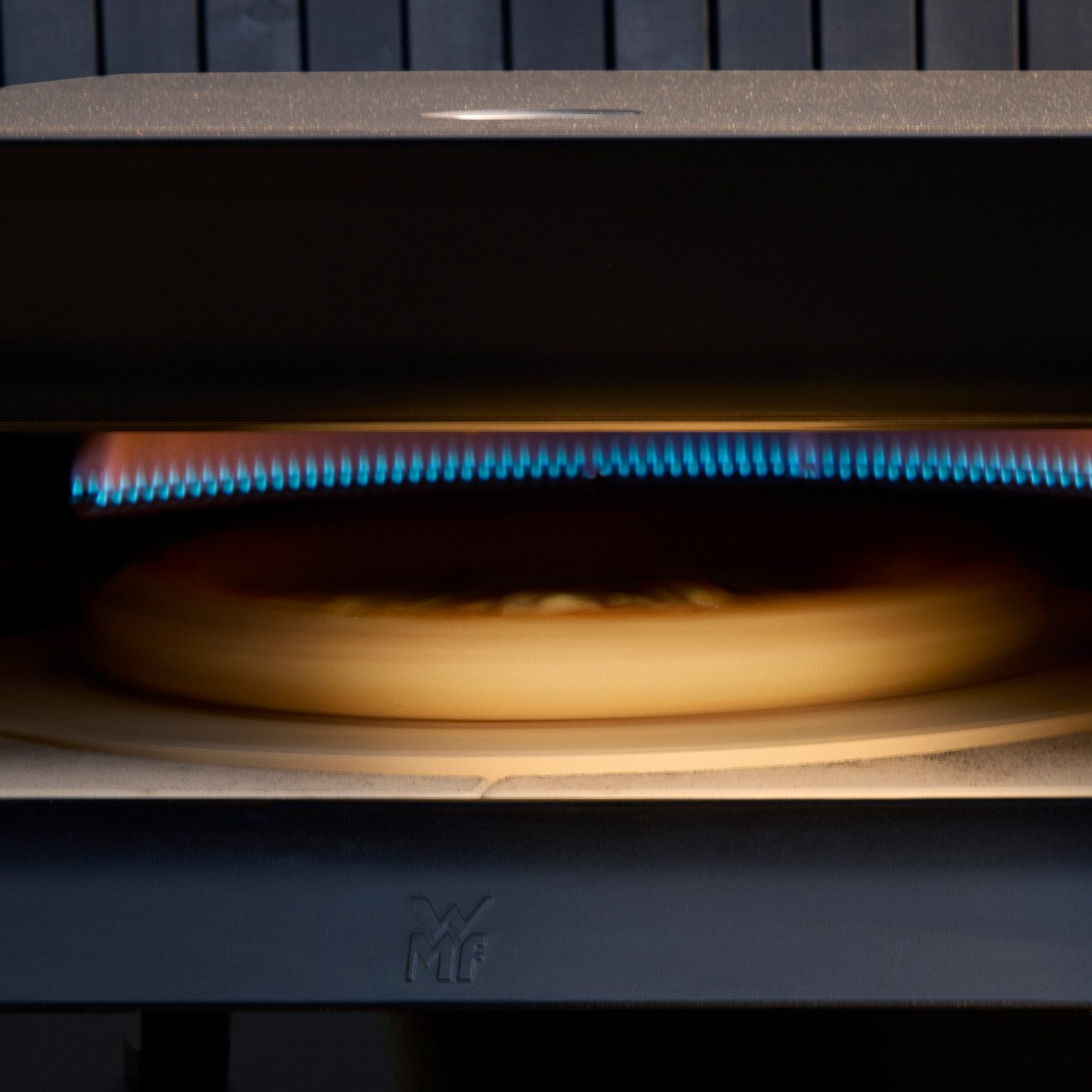 WMF Pizzaofen Pizzaiolo Pro, Gaspizzaofen, knusprige Ergebnisse in 90 Sekunden, automatische Drehmechanik, hochwertiger Pizzastein, inkl.Pizzaschaufel