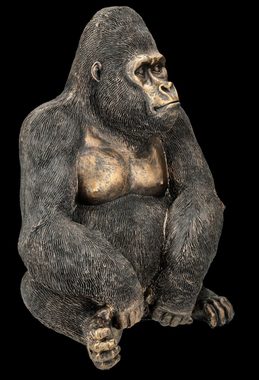 Figuren Shop GmbH Tierfigur Gorilla Figur sitzend - bronzefarben - Affe Tierfigur Affenfigur Deko
