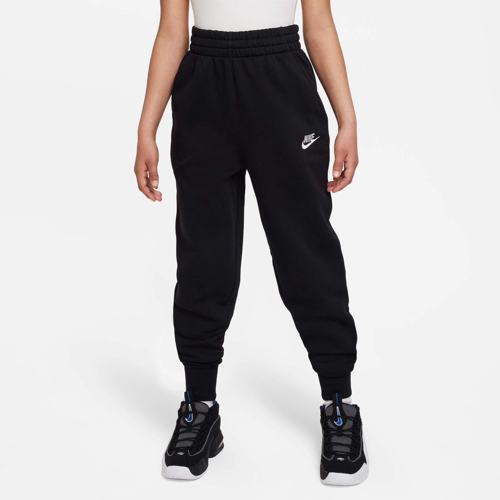 Nike Sportswear Jogginghose CLUB FLEECE BLACK/BLACK/WHITE PANTS (GIRLS) HIGH-WAISTED KIDS' FITTED BIG