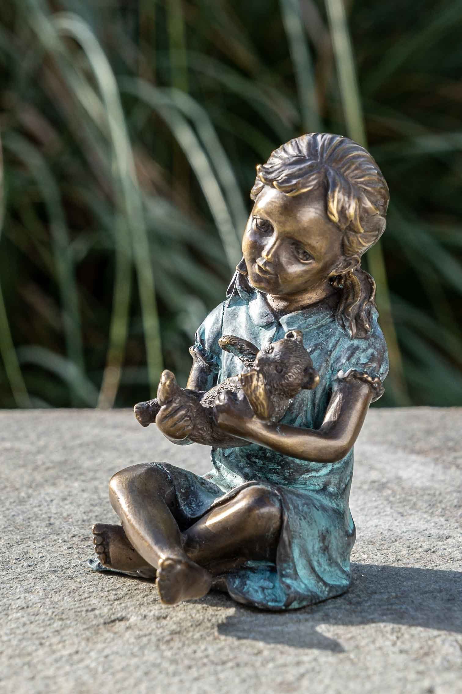 IDYL Dekofigur IDYL Bronze-Skulptur – Modelle sehr UV-Strahlung. und mit Bronze gegen Langlebig Teddybär, – Hand Die und Frost, Regen gegossen in patentiert. Bronze witterungsbeständig Wachsausschemlzverfahren – robust in Mädchen werden von