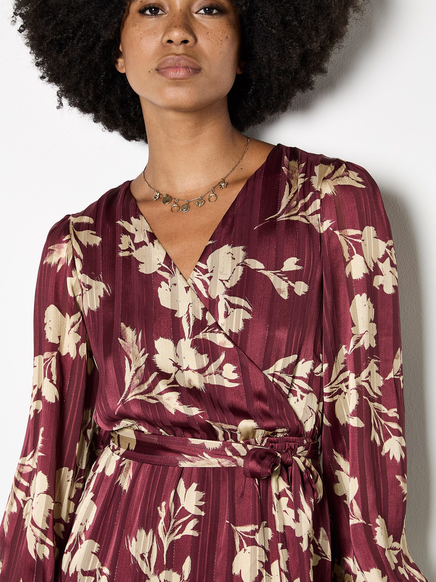 Apricot Midikleid Satinkkleid (2-tlg., Stoffgürtel) in Wickeldesign mit Blu günstig online kaufen