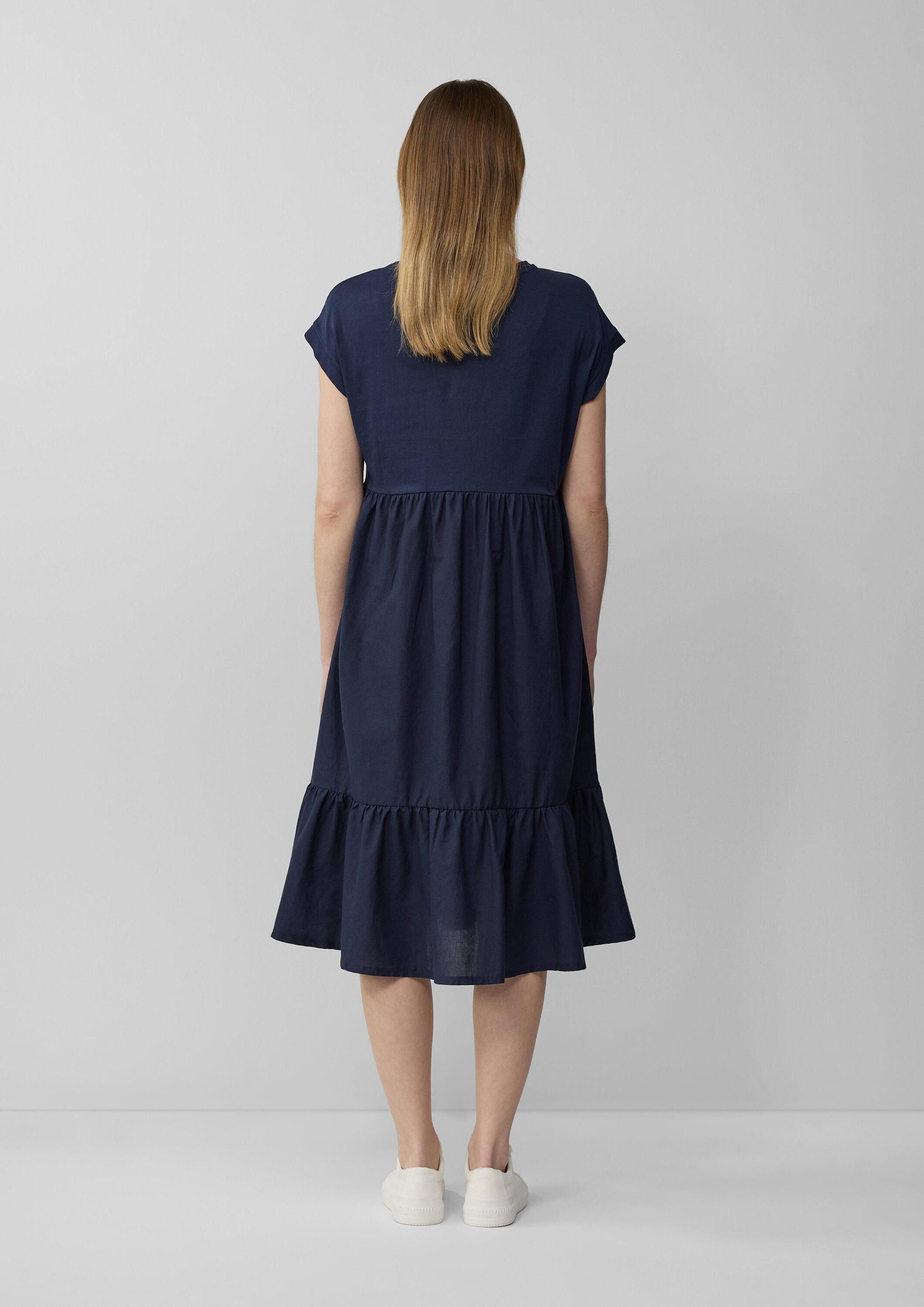 s.Oliver Midikleid Kleid Stufenkleid im Relaxed Fit mit überschnittenen Schultern