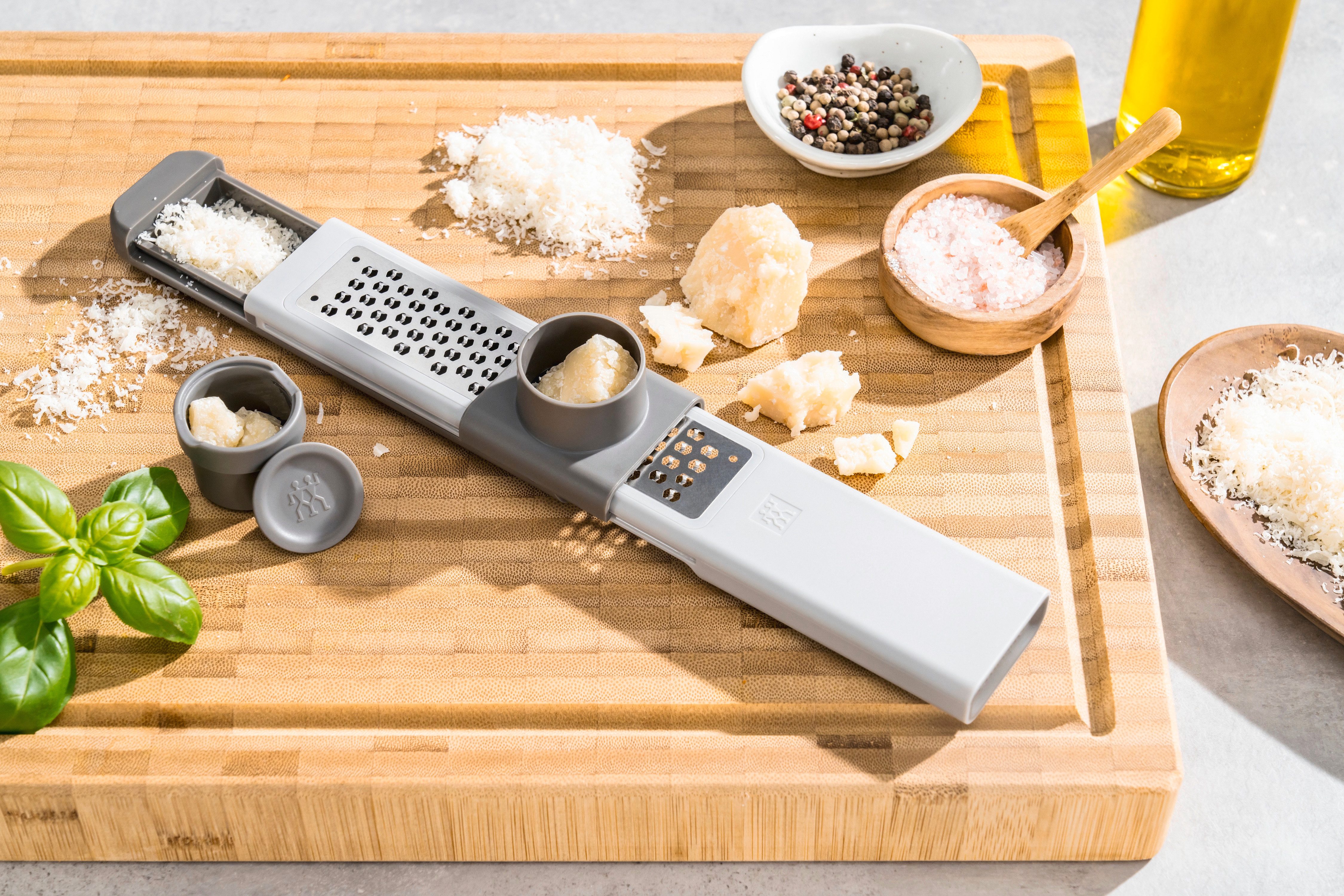 Zwilling Küchenreibe Feinreibe mit Zwei-Wege-Reibtechnologie, Edelstahl 18/10, (1-St), 3-in-1-Multifunktionsreibe, mit Auffangbehälter und Fingerschutz