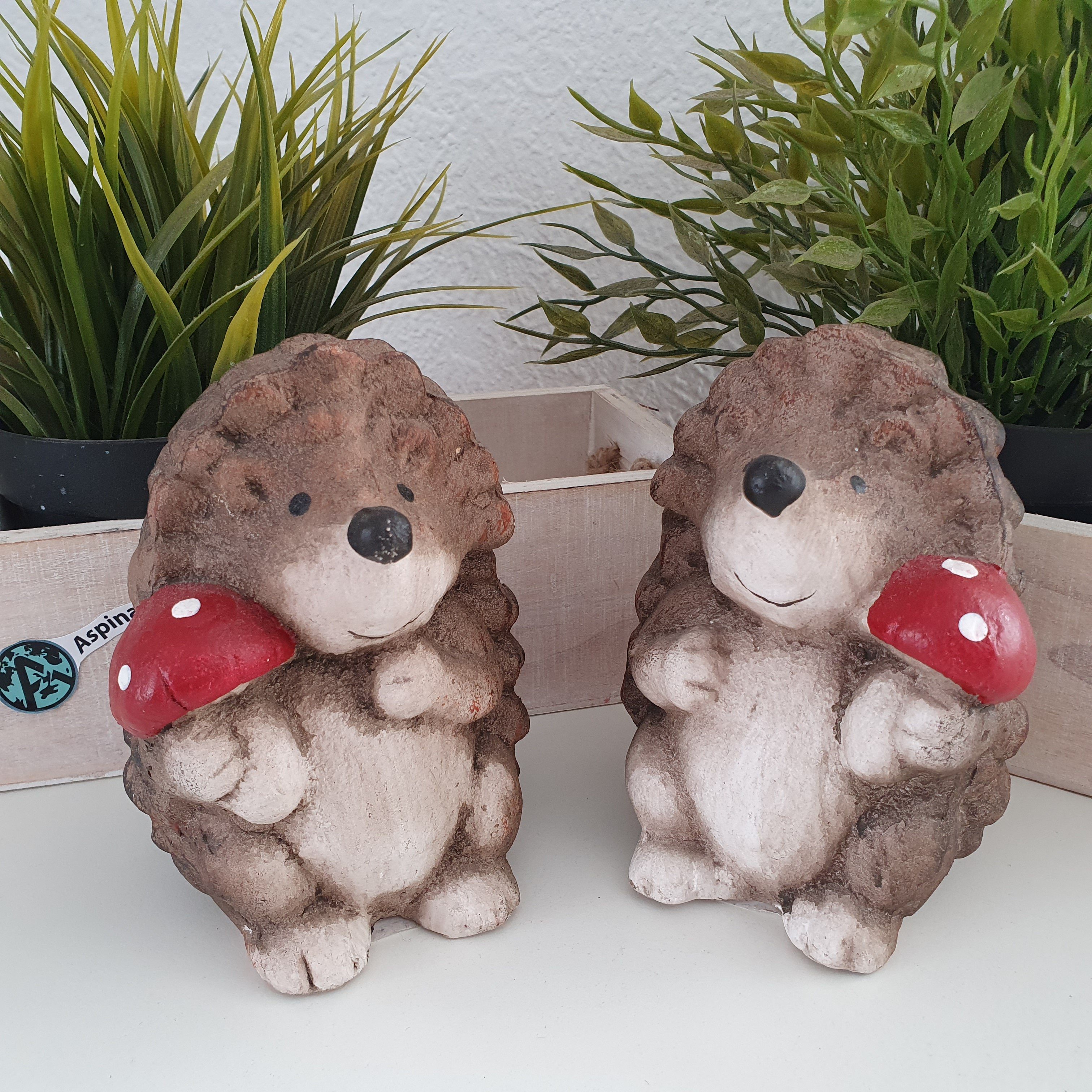 Aspinaworld Dekofigur Herbstdeko Igel Figur mit Pilz im Arm 2 er Set 12 cm. € 15,99