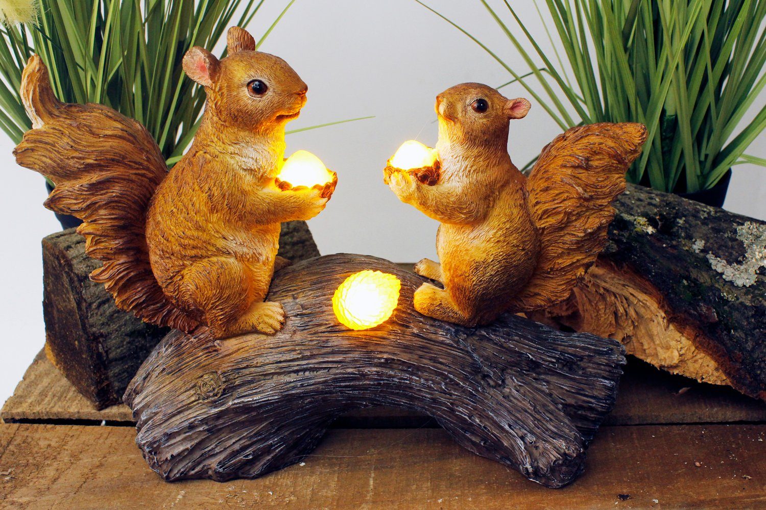 warmweiß, LED auf Arnusa Gartenfigur Baumstamm Eichhörnchen integriert, LED Pärchen Solarlampe, Tageslichtsensor, fest Tierfigur Solarleuchte