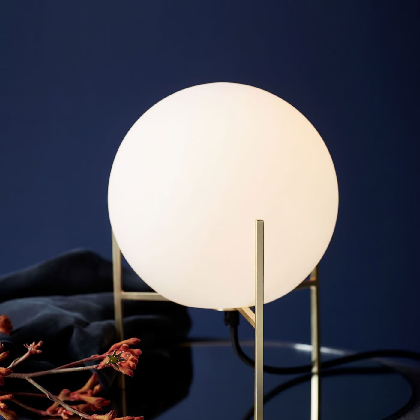 Nordlux Tischleuchte, Mundgeblasenes Opalglas, Messing-Optik, IP20, nicht dimmbar