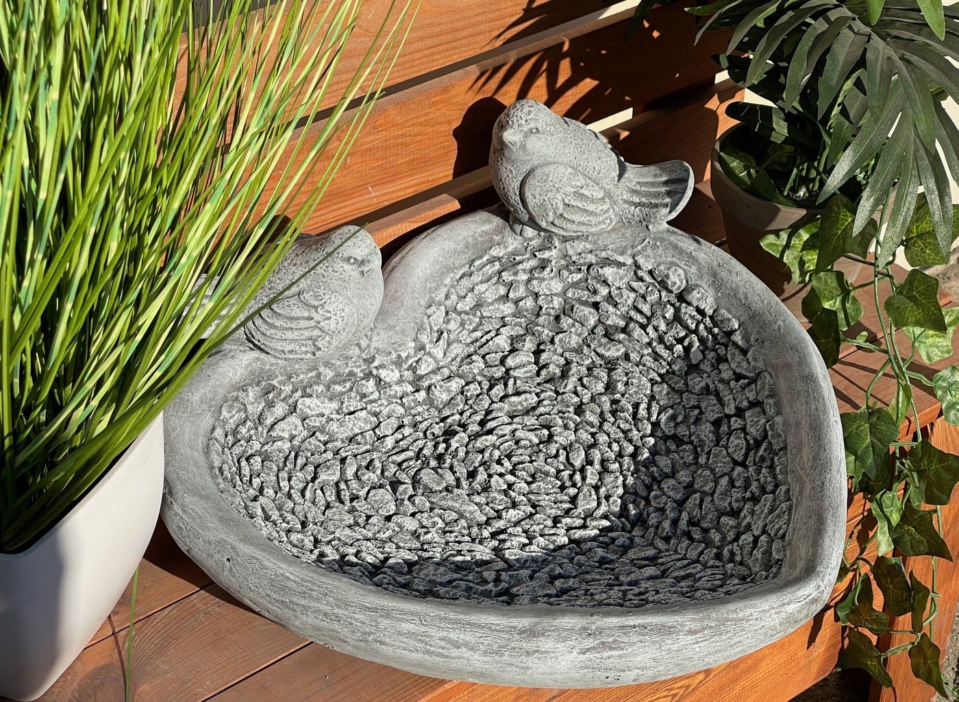Thumbnail - Stone and Style Vogeltränke XL Vogeltränke Herz massiver Steinguss mit Vögeln Steinfigur
