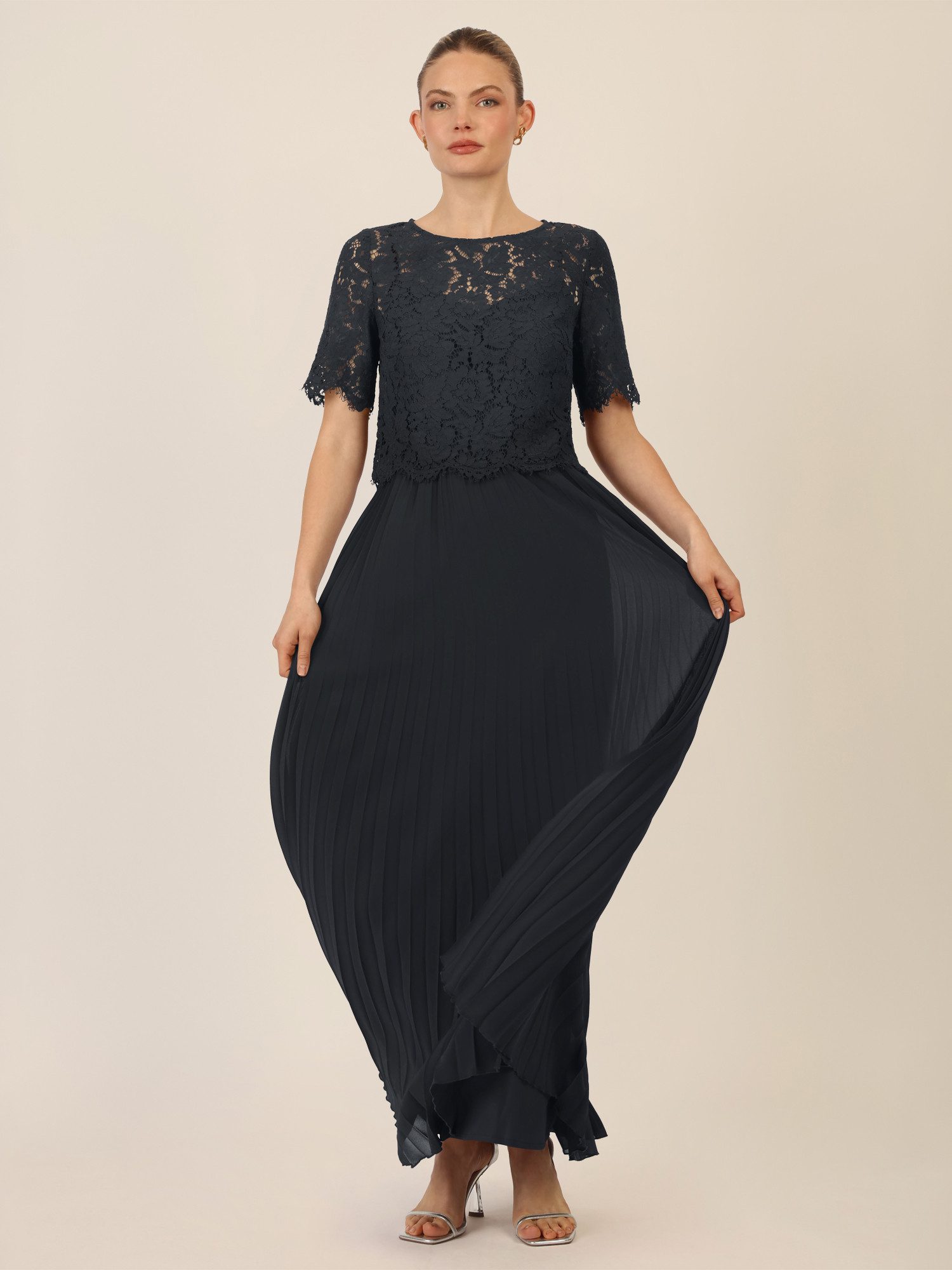 Apart Abendkleid mit Spitzenoberteil und Plisseerock