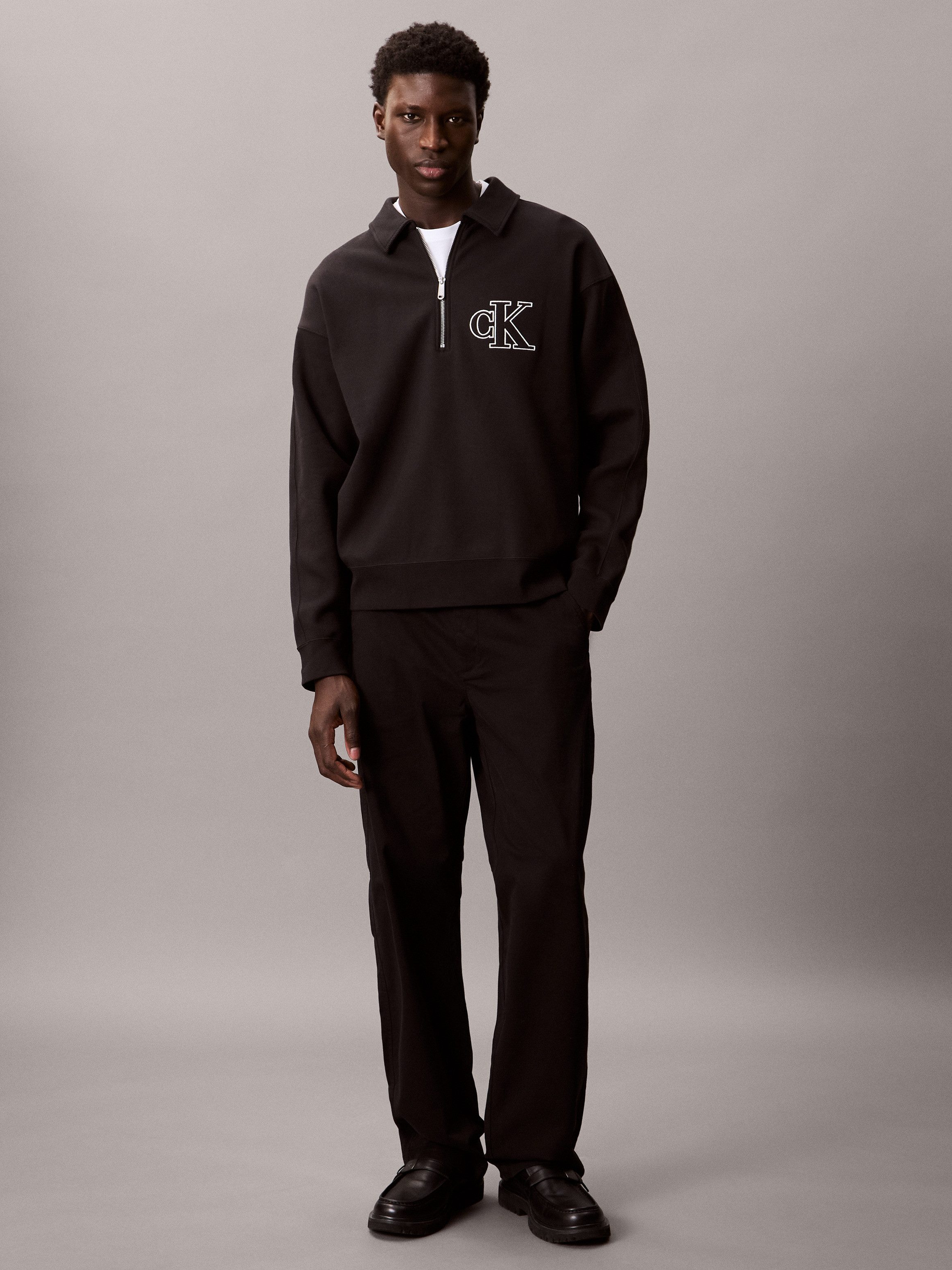 Calvin Klein Jeans Chinohose gerade Passform im 90er-Jahre-Look – Bild 5 von 5