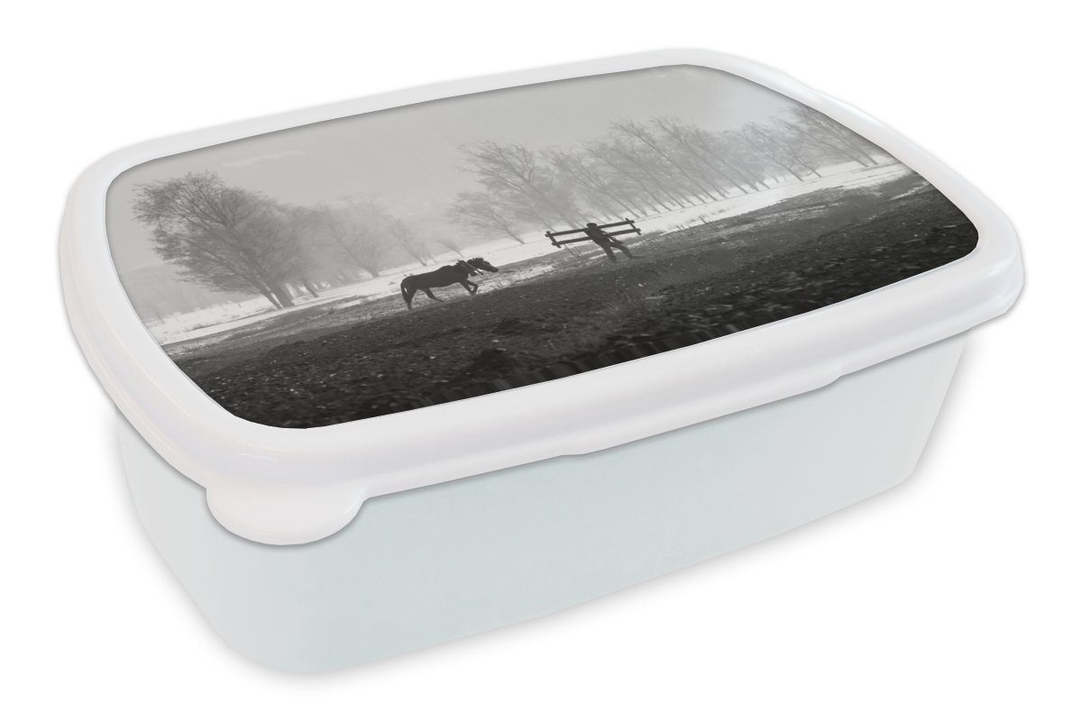 MuchoWow Lunchbox Pferd - Bauernhof - Schnee, Kunststoff, (2-tlg), Brotbox für Kinder und Erwachsene, Brotdose, für Jungs und Mädchen weiß