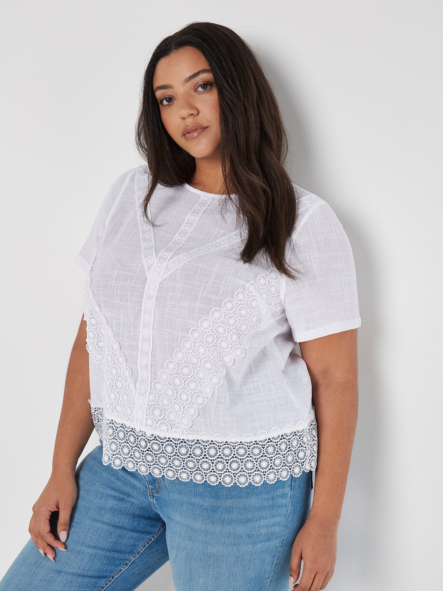 Apricot Funktionstop Lace Hem Short Sleeve Top, in feiner Spitze