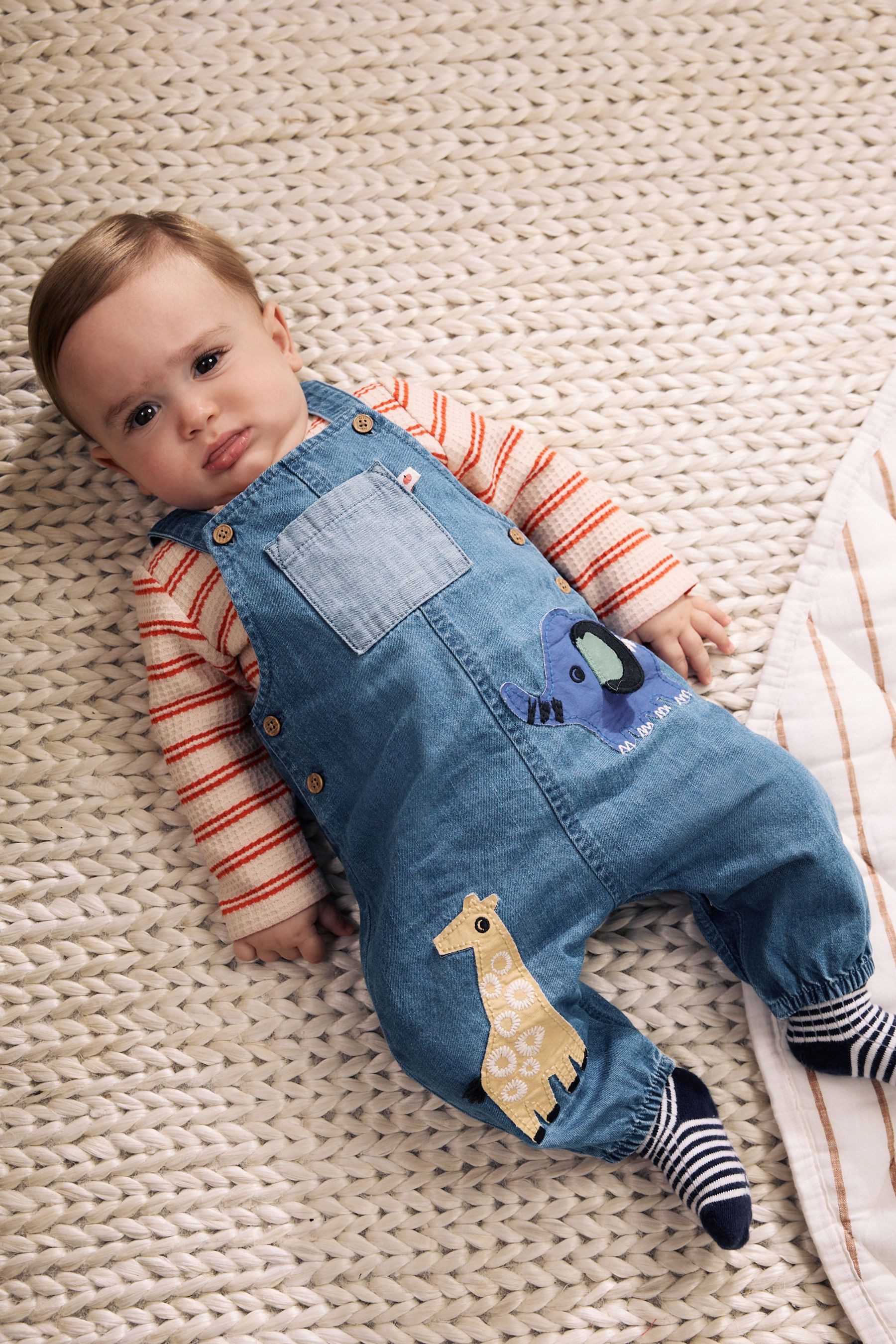 Next Body & Hose Baby Denim-Latzhose und strukturierter Bodysuit (2-tlg) von Next
