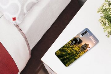 MuchoWow Handyhülle Kuh - Gras - Sonne, Phone Case, Handyhülle Samsung Galaxy A70, Silikon, Schutzhülle