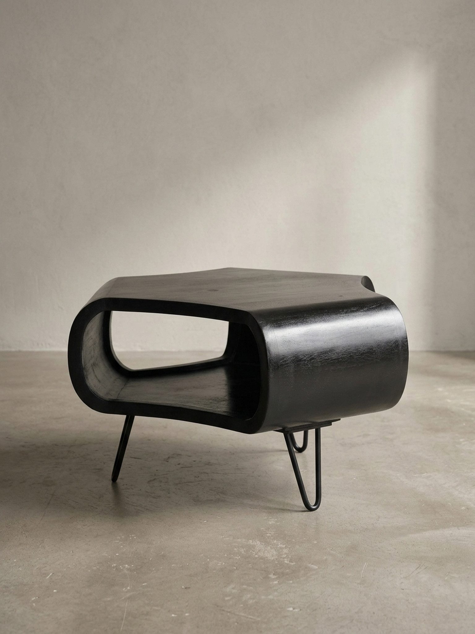 KADIMA DESIGN Couchtisch Couchtisch 60x60x35 cm Mango Massivholz Metall Schwarz Sofatisch, (Kleiner Tisch Wohnzimmer mit Haarnadelbeine), Design Wohnzimmertisch Organisch mit Stauraum, Kaffeetisch Massiv