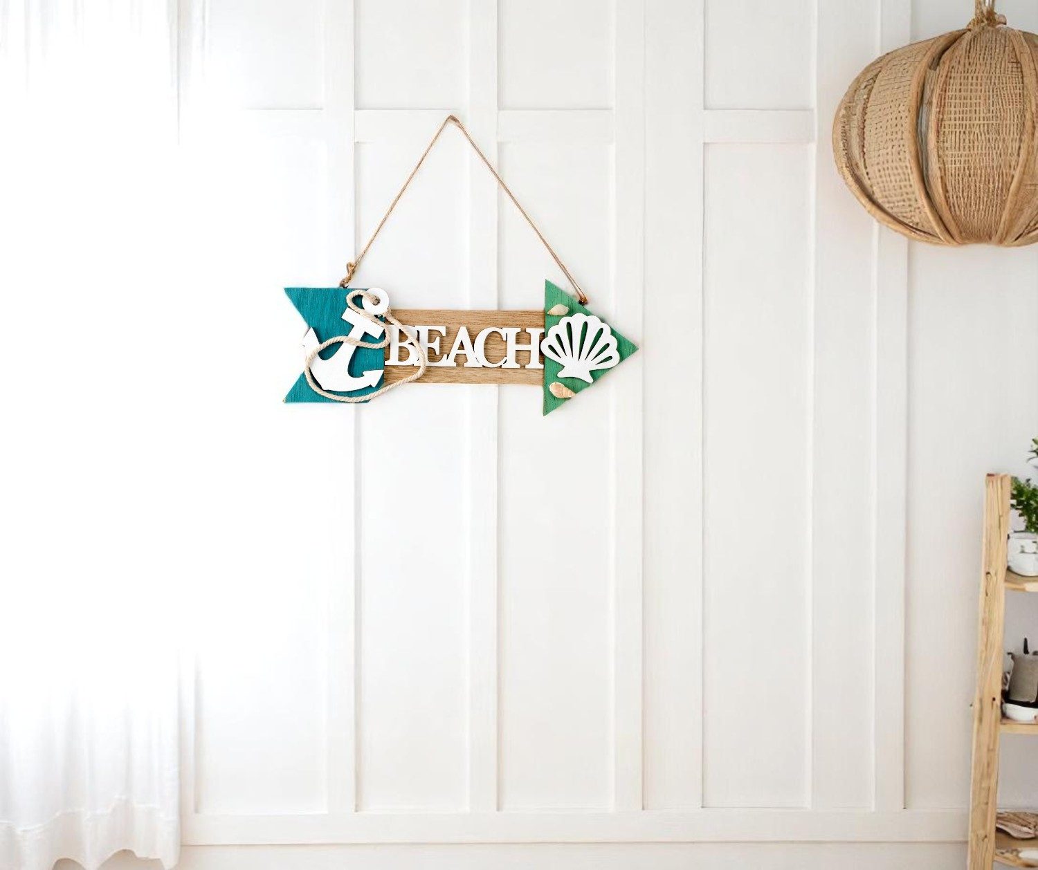 KARMA Wanddekoobjekt Dekoschild Beach Holz 29 cm maritim Wandschmuck Anker Muschel Seil (Dekoholzschild Holzdeko Strandschild Strand, Hängeschild Küste Sommerdeko Holzschild), Vintage Wanddeko Badezimmer Balkon & Terrasse