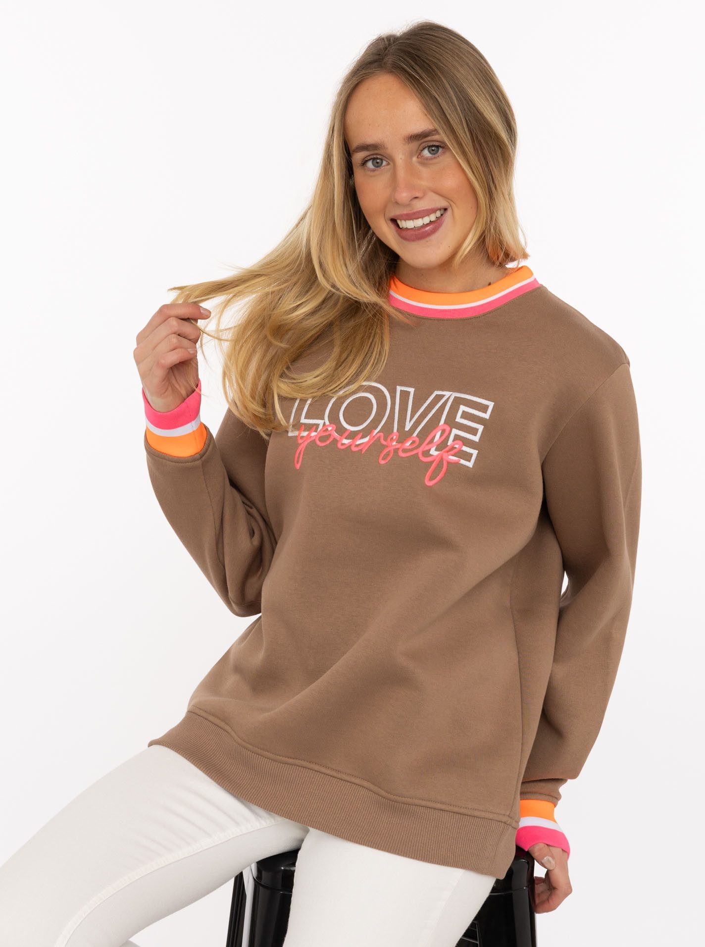 Zwillingsherz Hoodie "Love Yourself" Rundhals, gestreifte Neon-Bündchen, gestickter Schriftzug